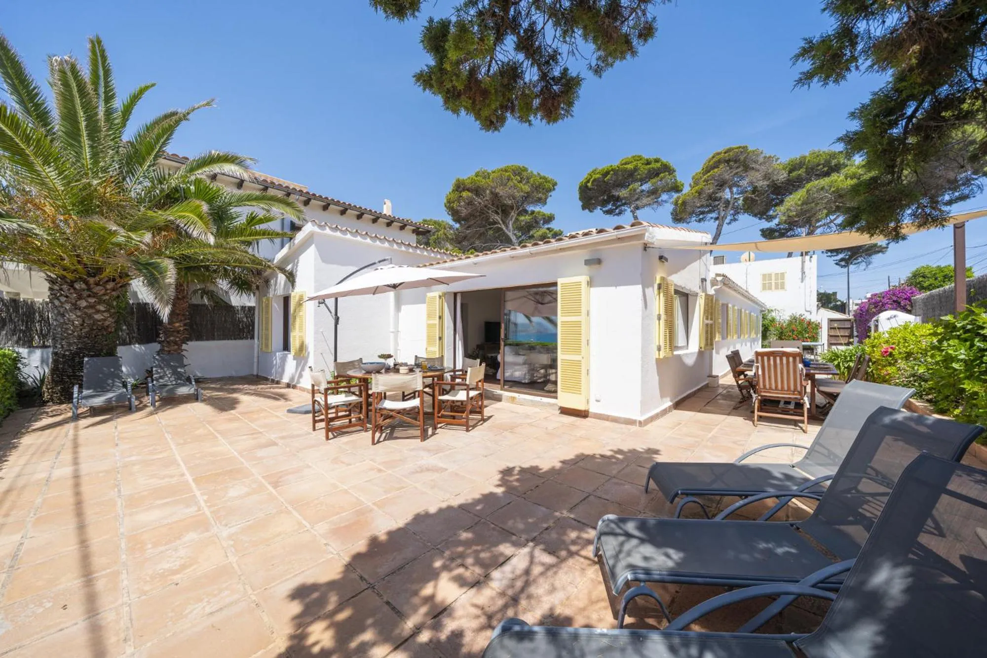 Casa Morant in front of the sea