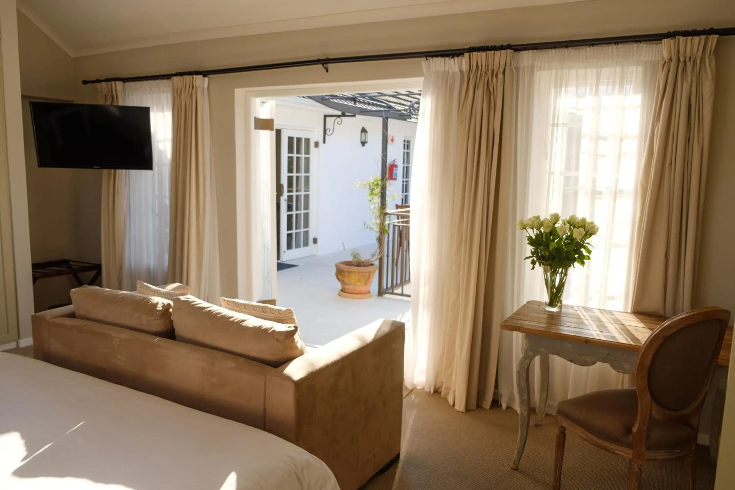 Superior Double or Twin Room with Garden View in Constantia White Lodge Guest House Superior Double or Twin Room with Garden View in Constantia White Lodge Guest House