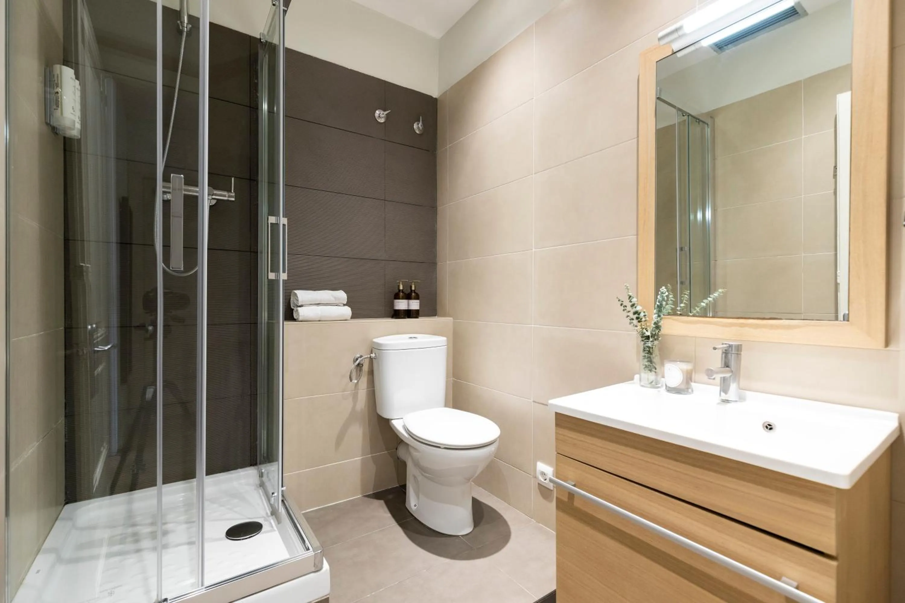 Shower in Aspasios Urquinaona Apartments