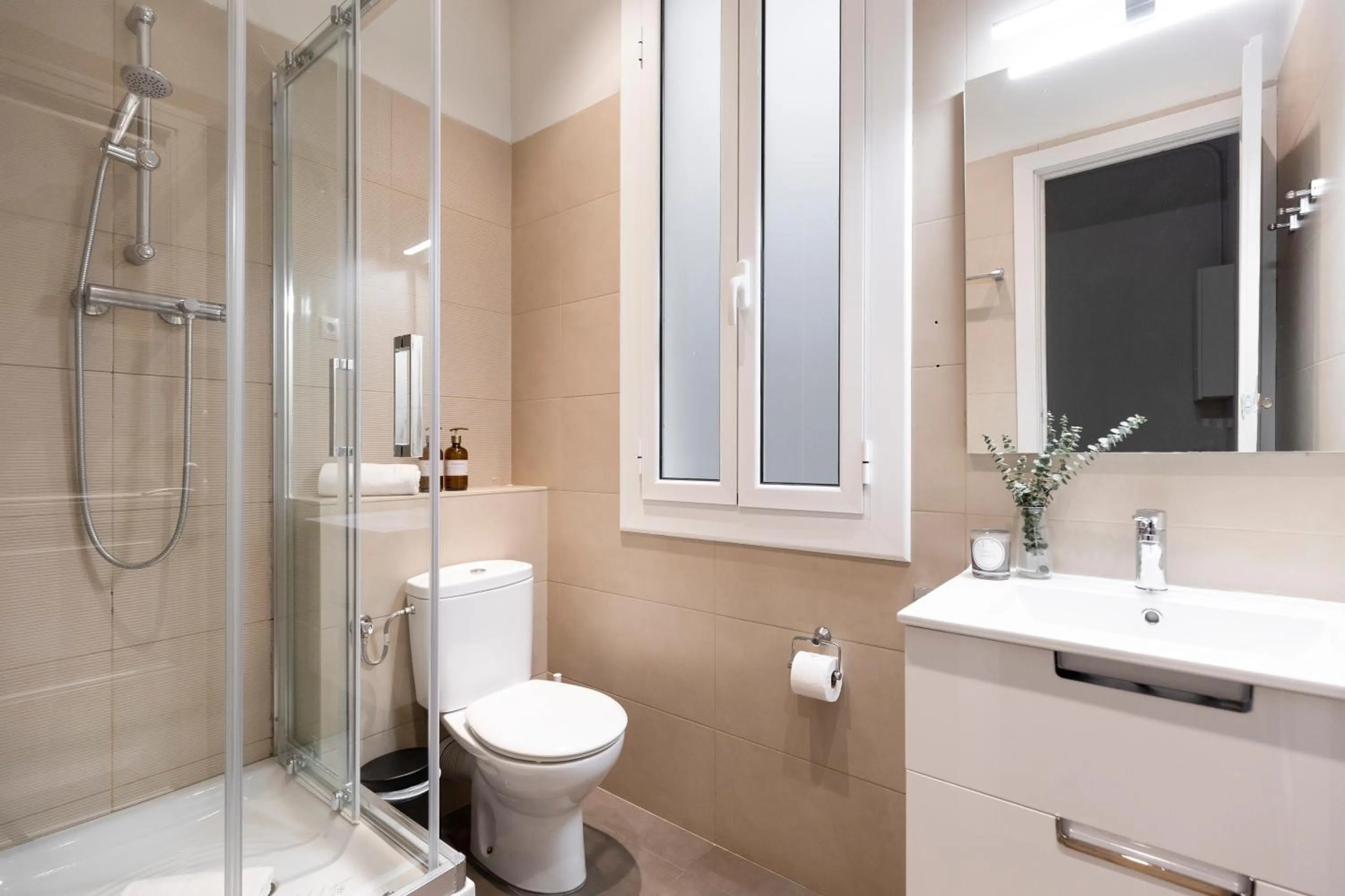 Shower in Aspasios Urquinaona Apartments