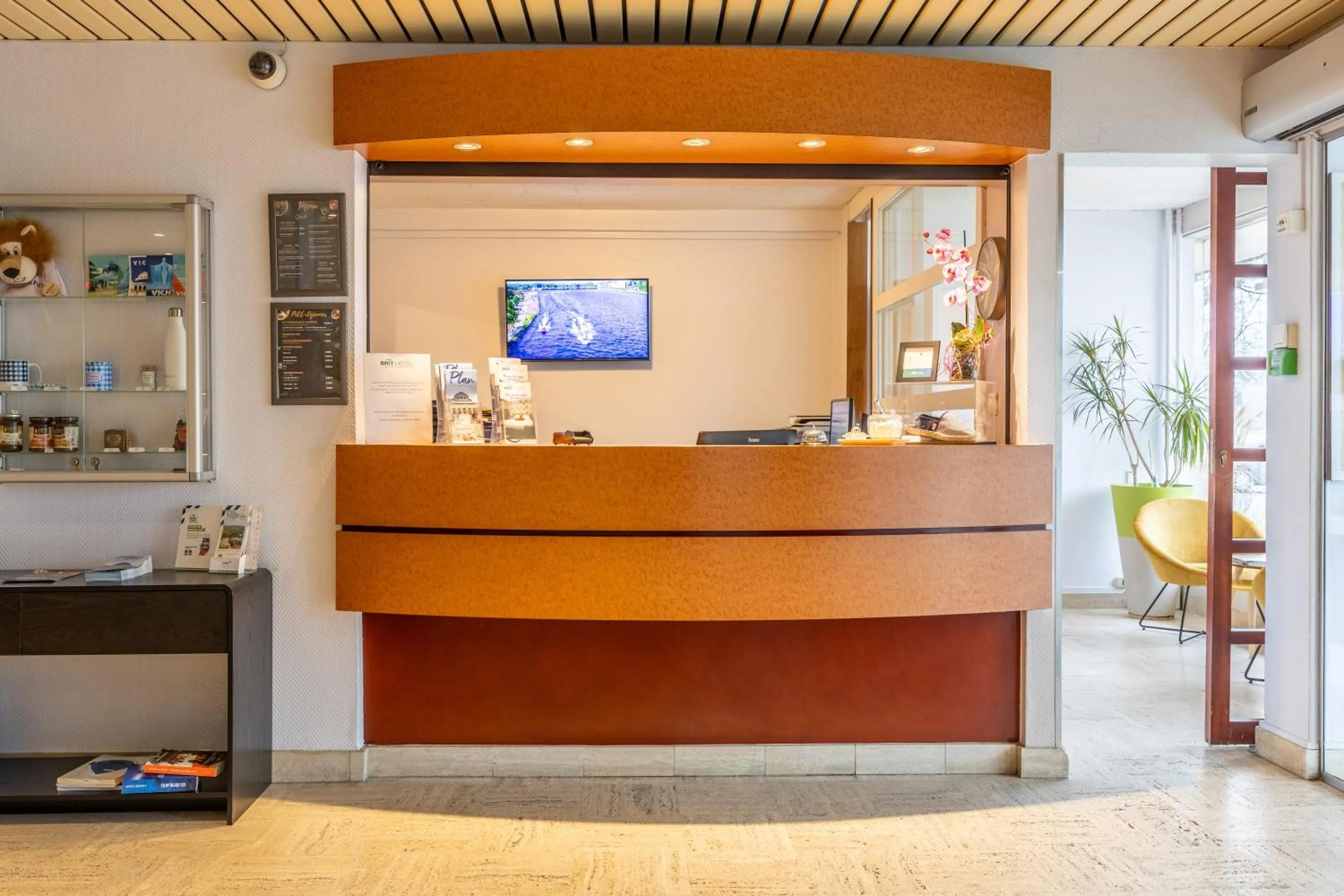 Lobby or reception in Brit Hotel Le Parc Vichy