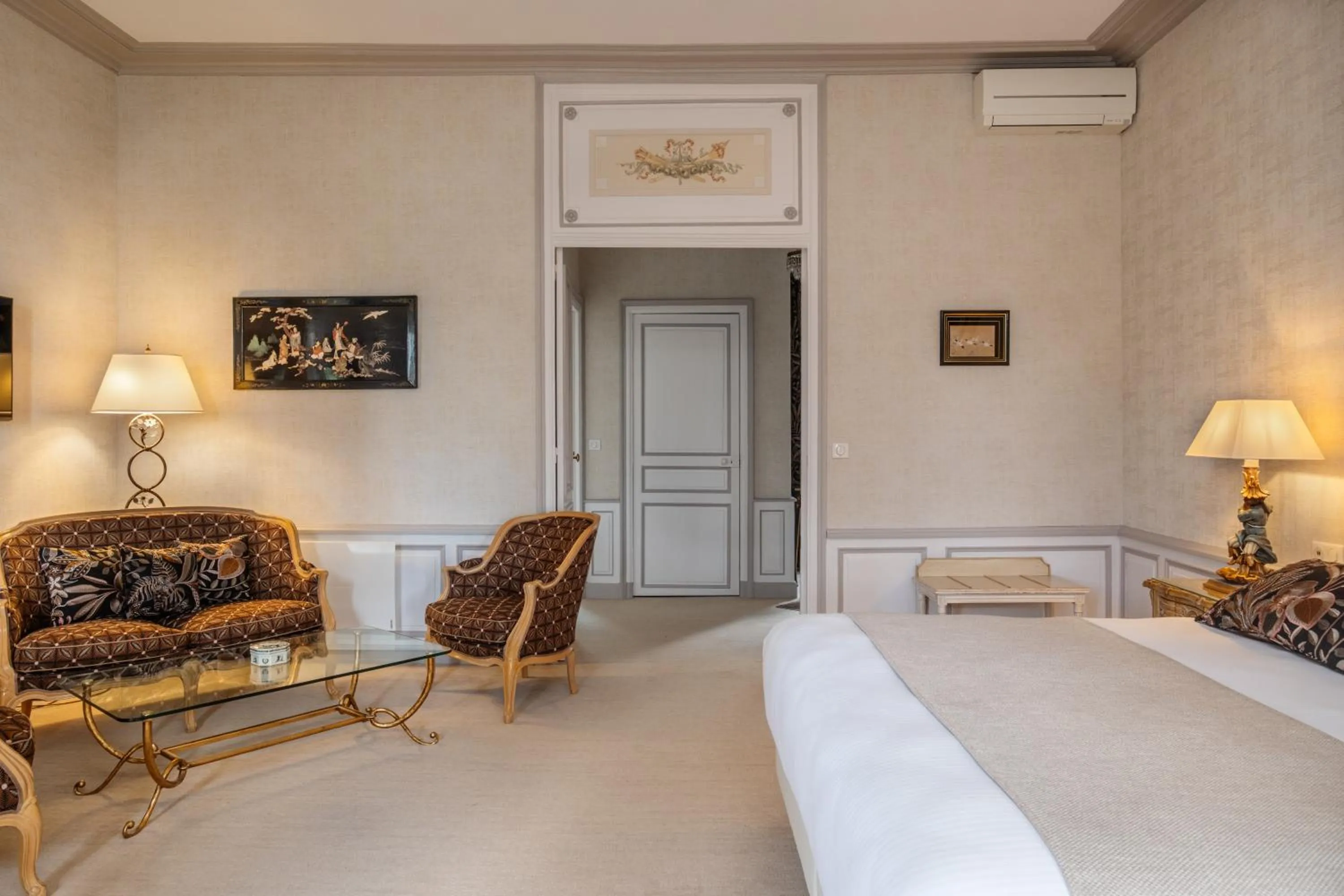 Seating area, Bed in Chateau De Rochecotte