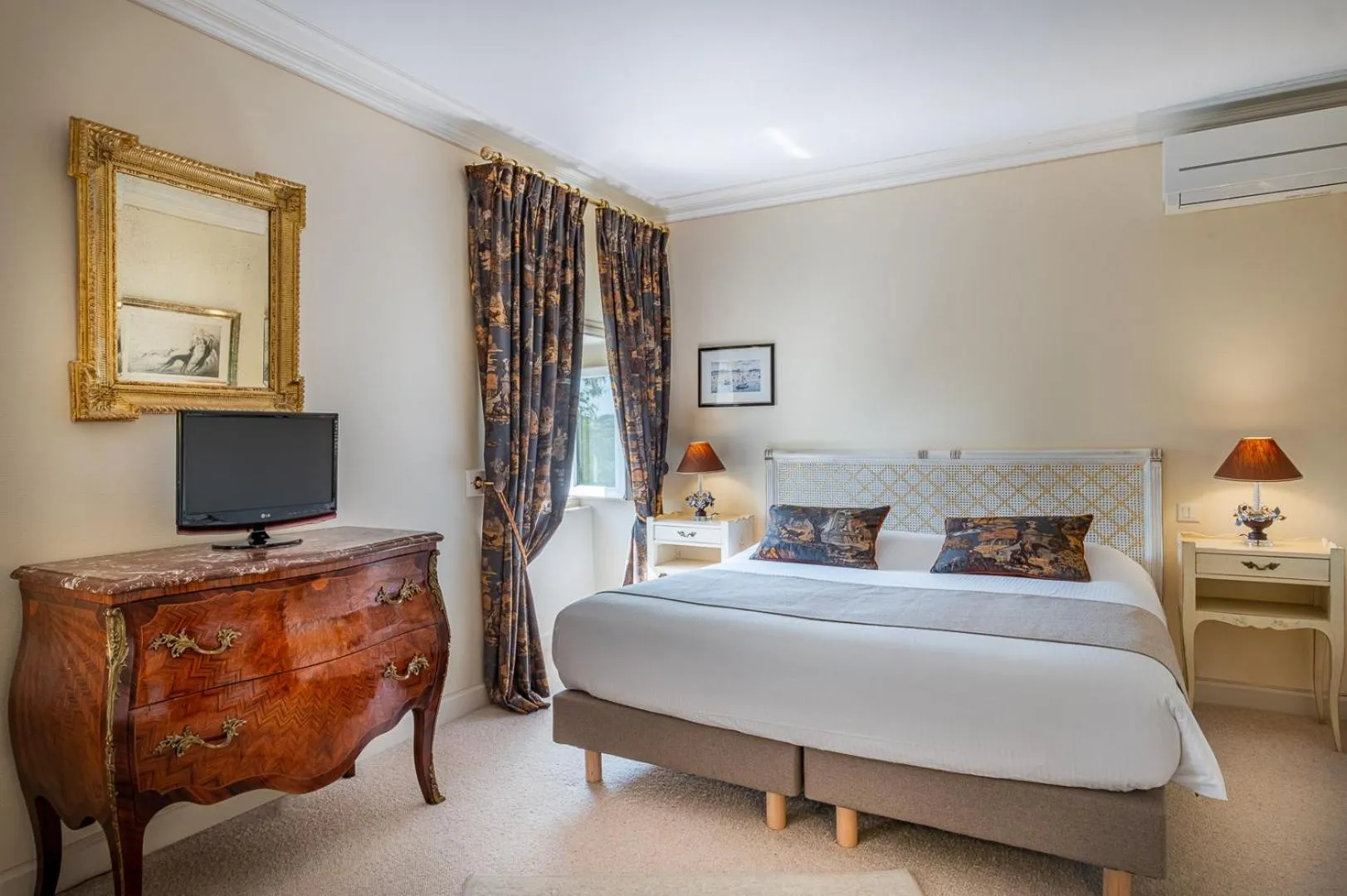 Bed in Chateau De Rochecotte