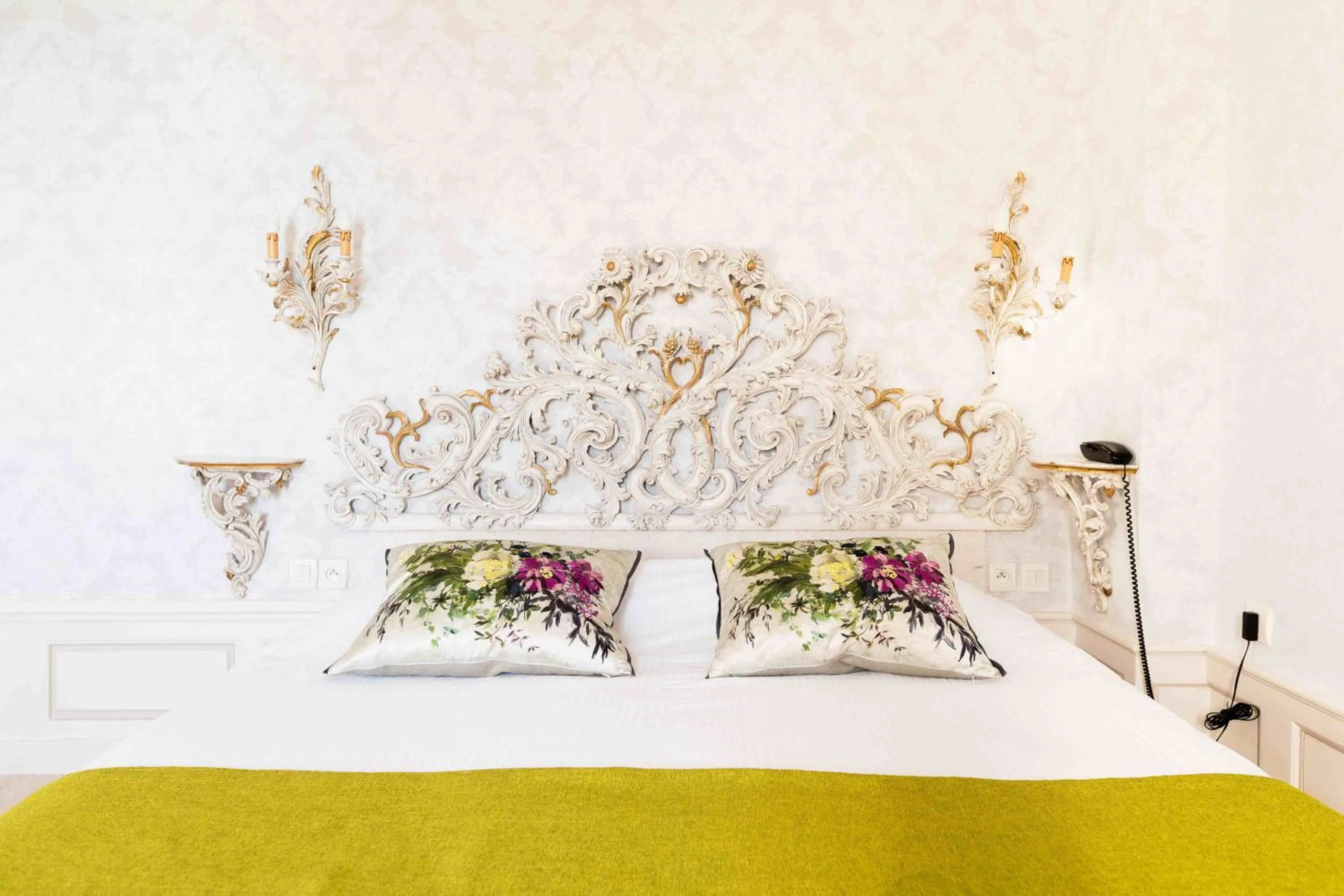 Property building, Bed in Chateau De Rochecotte