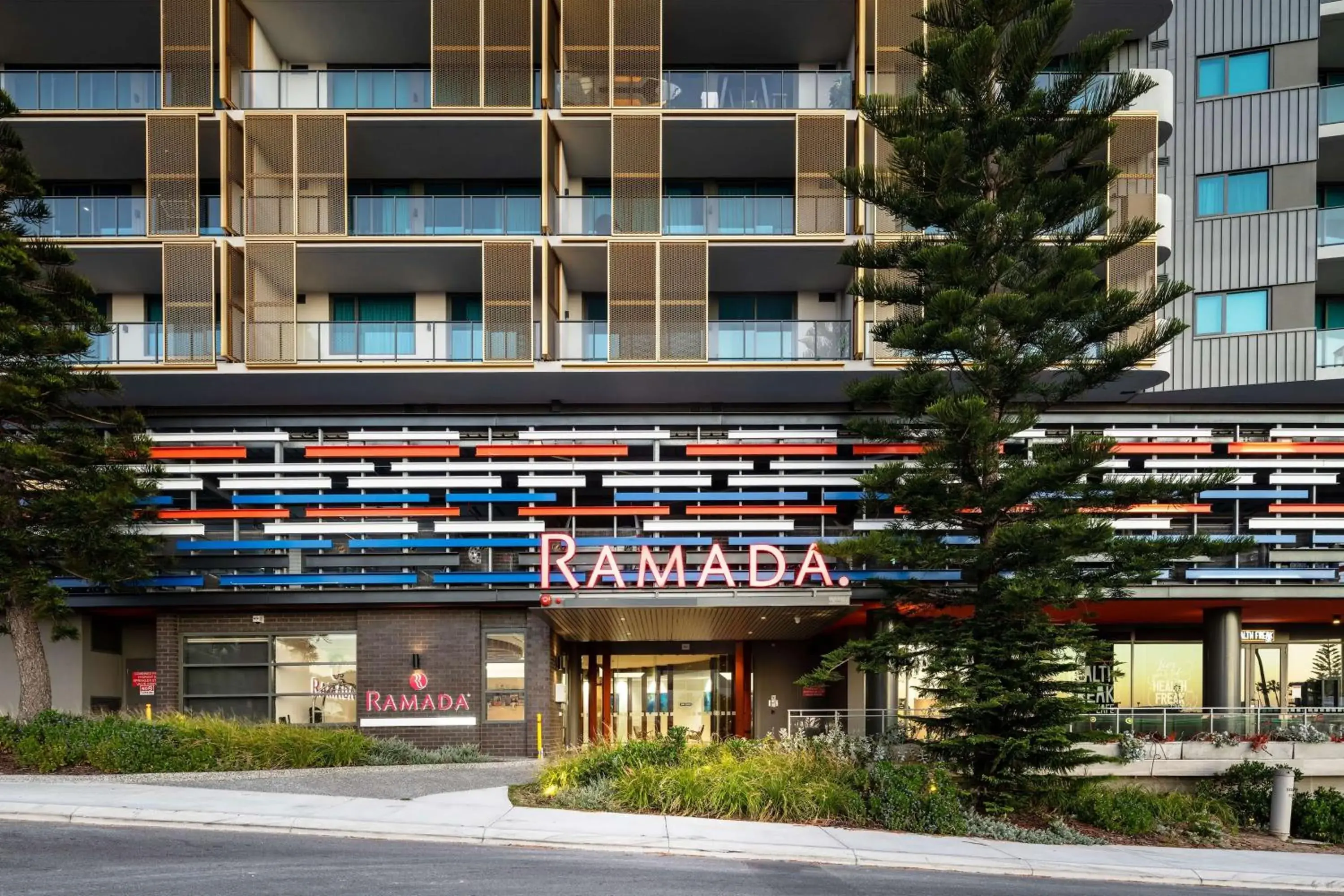Property building in Ramada by Wyndham VetroBlu Scarborough Beach Property building in Ramada by Wyndham VetroBlu Scarborough Beach