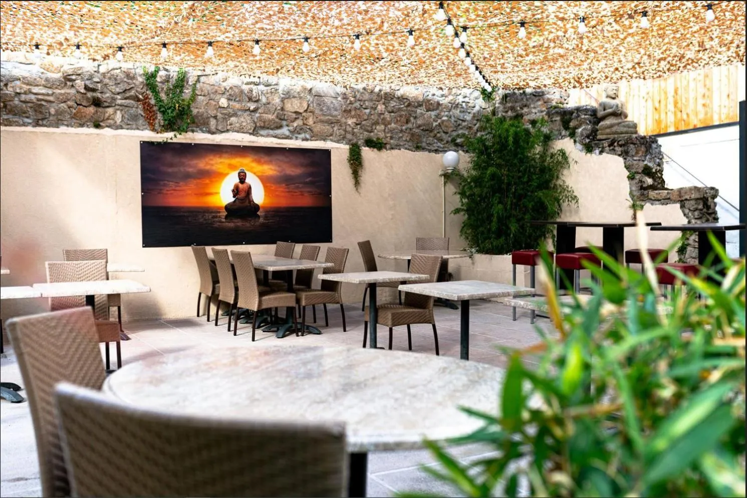 Patio in Brit Hotel Confort Auclair