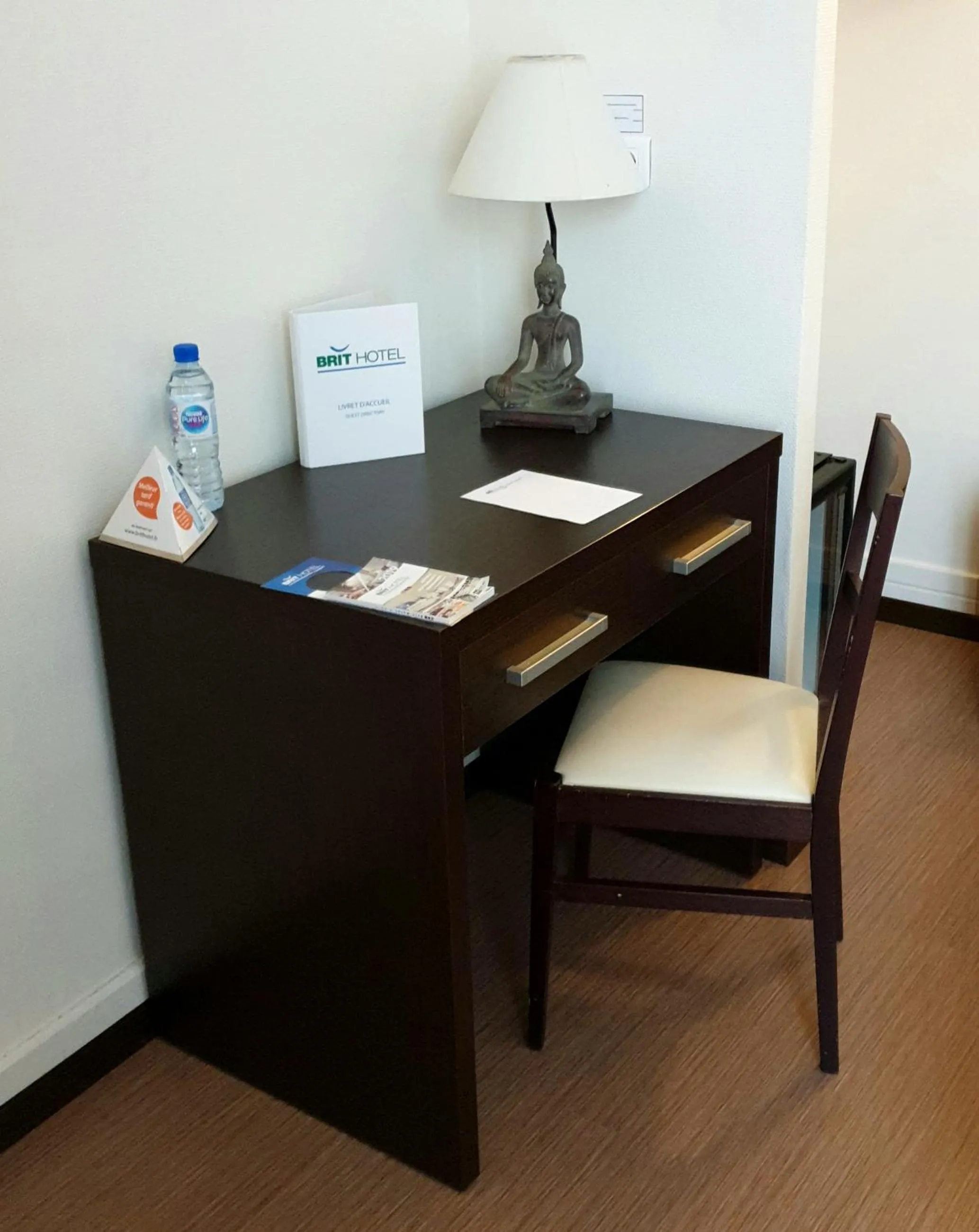 Seating area in Brit Hotel Confort Auclair