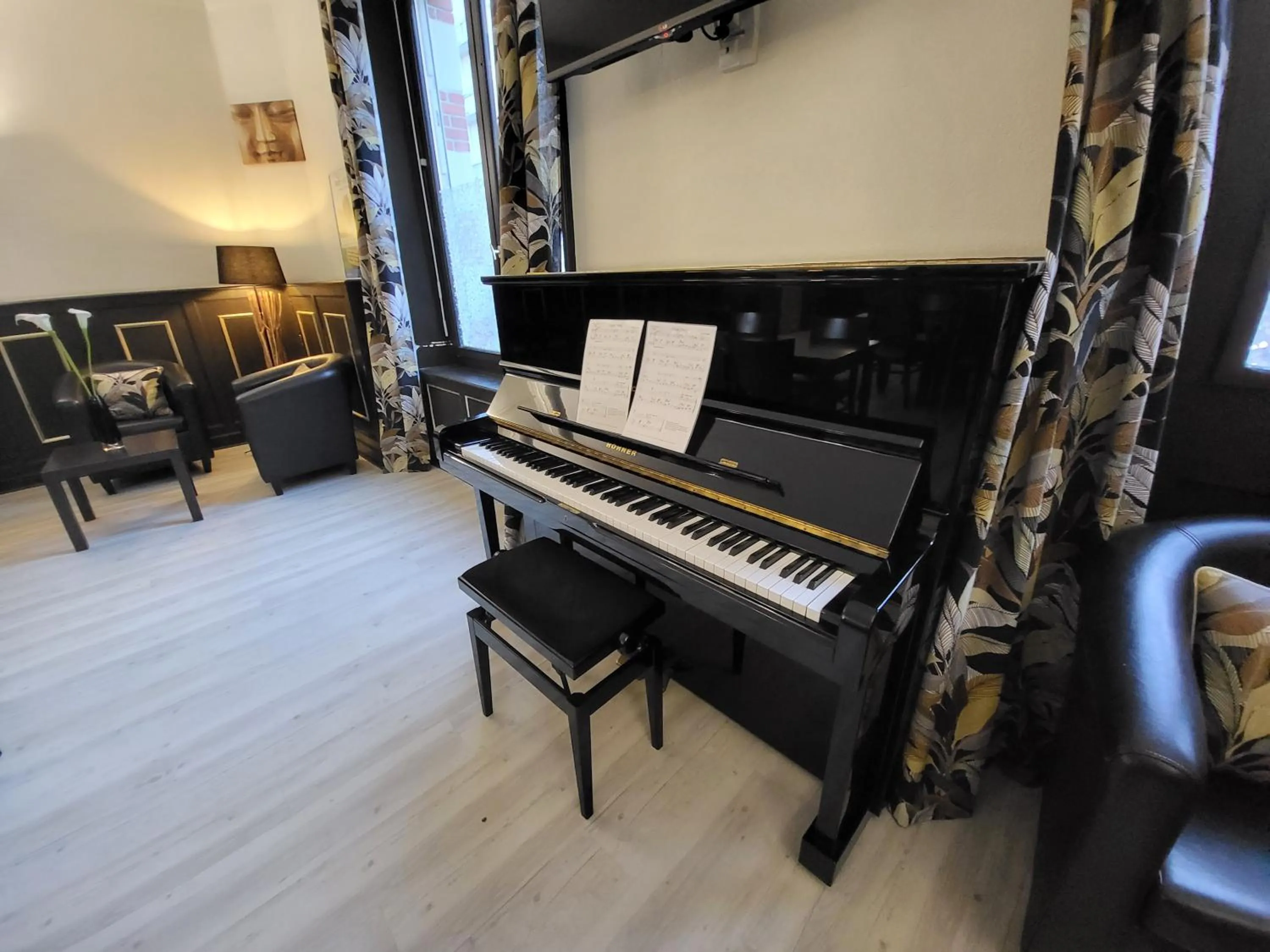 Seating area in Brit Hotel Confort Auclair