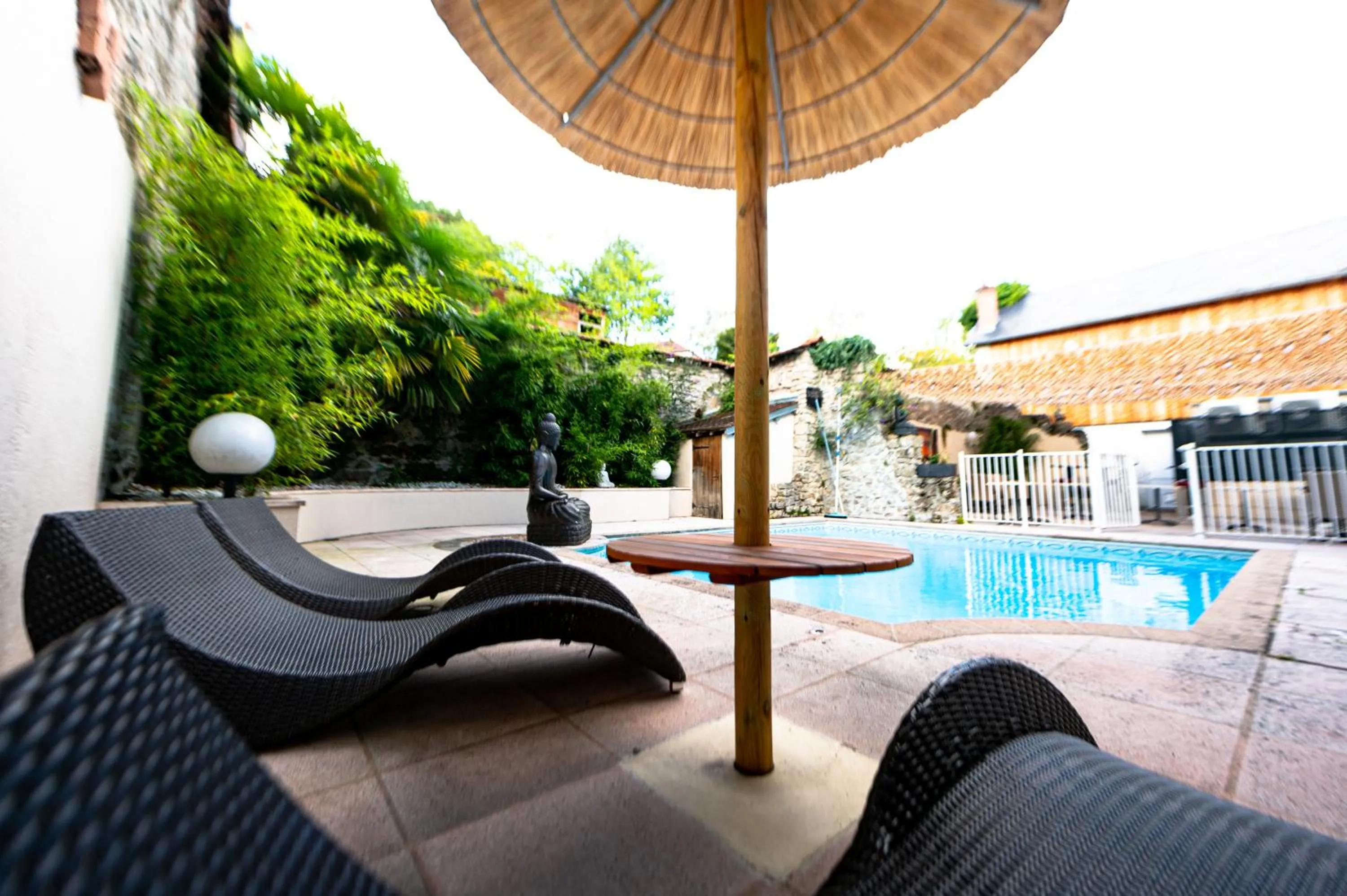 Patio in Brit Hotel Confort Auclair