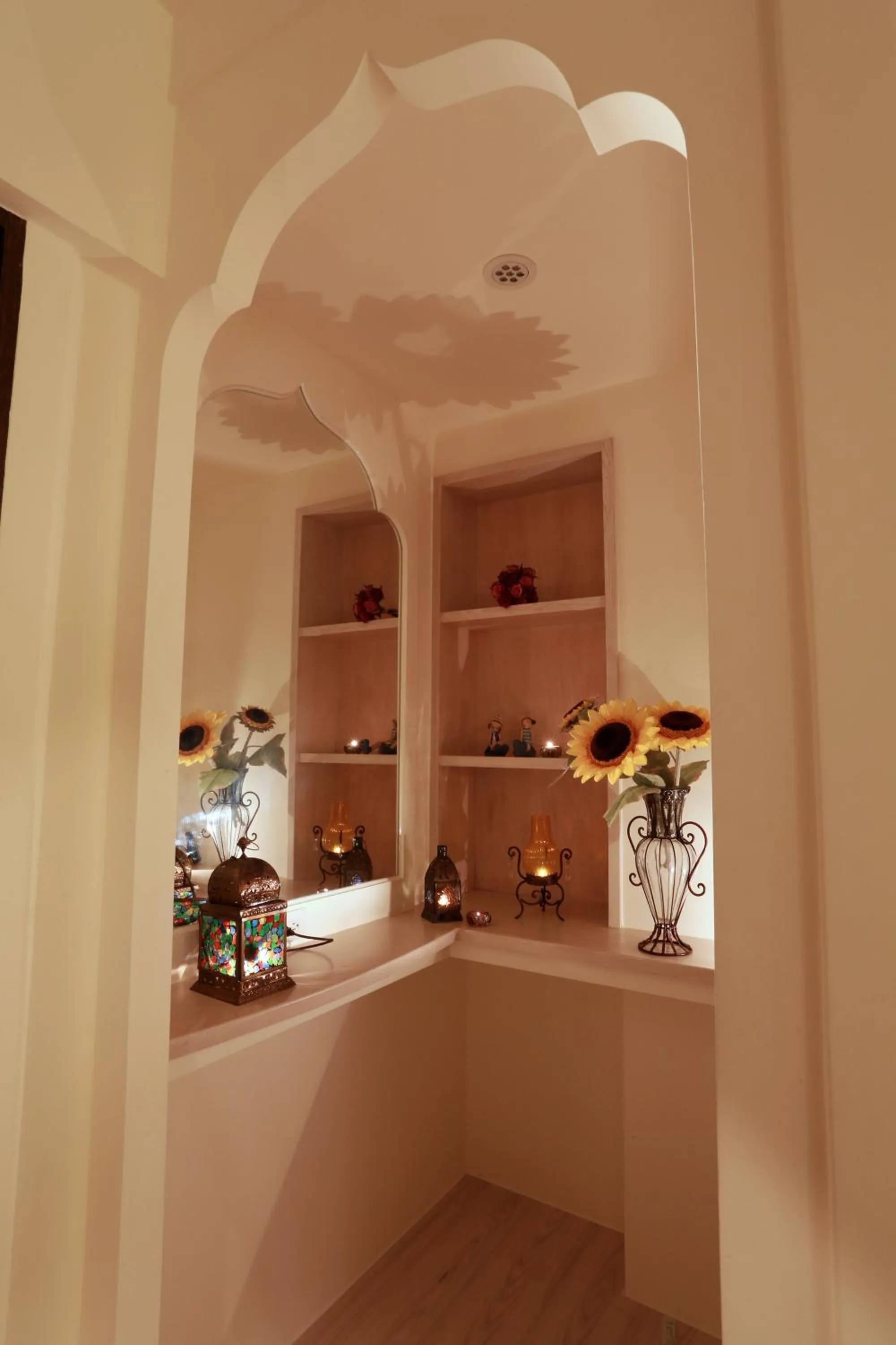 Decorative detail in C'est Bon