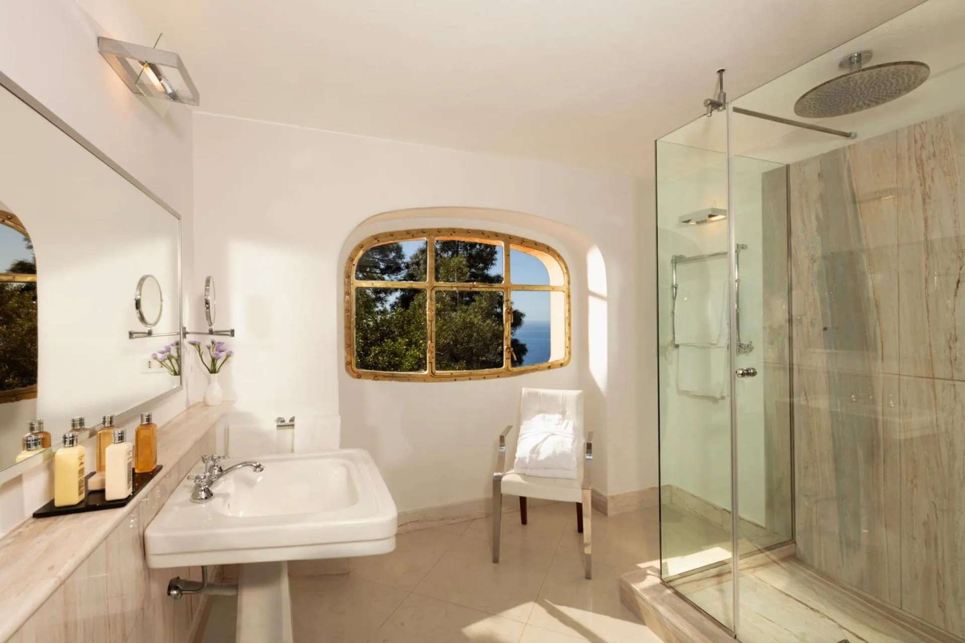 Photo of the whole room in Hotel Punta Tragara