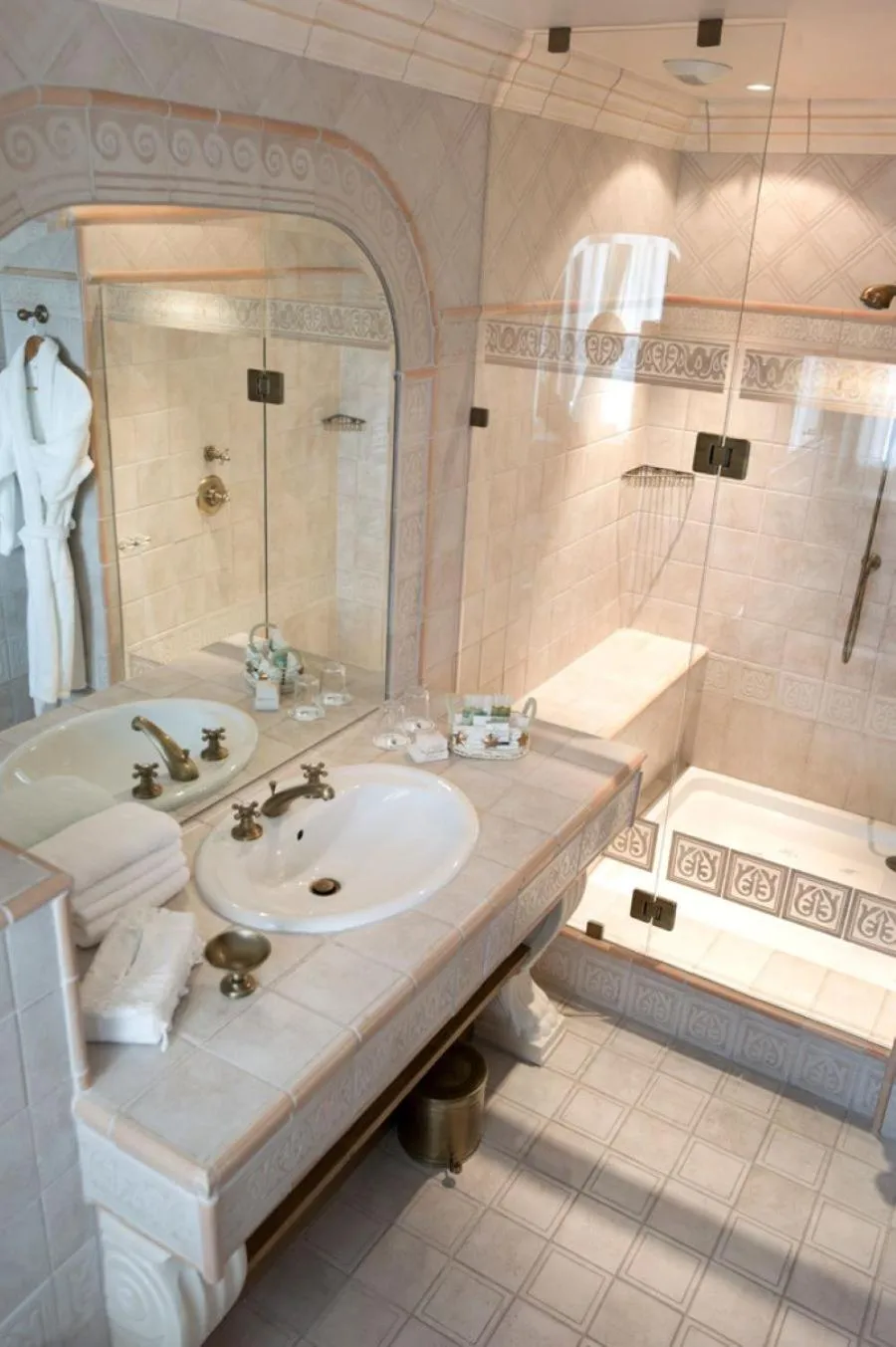 Shower in Hôtel de la Loze