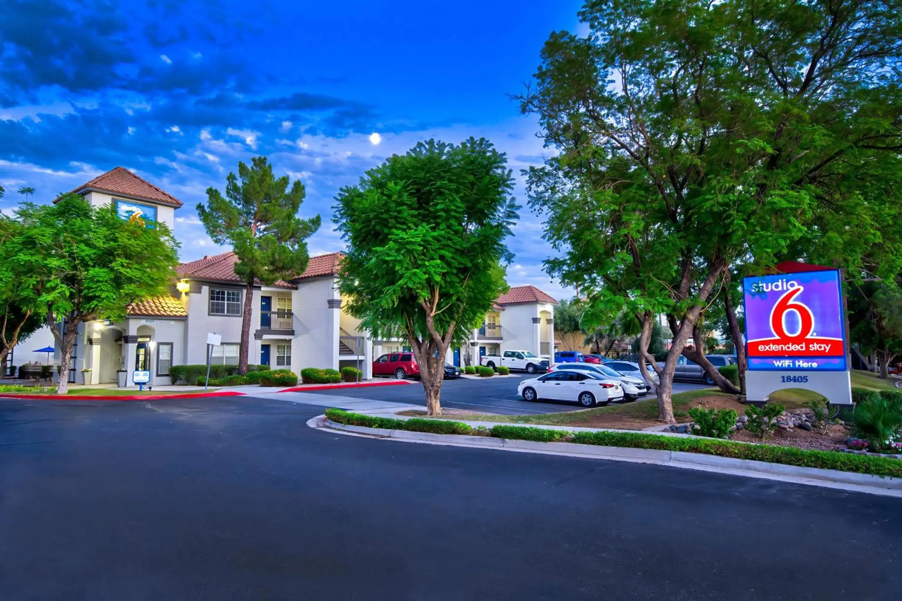 Property building in Studio 6-Phoenix, AZ - Deer Valley Property building in Studio 6-Phoenix, AZ - Deer Valley