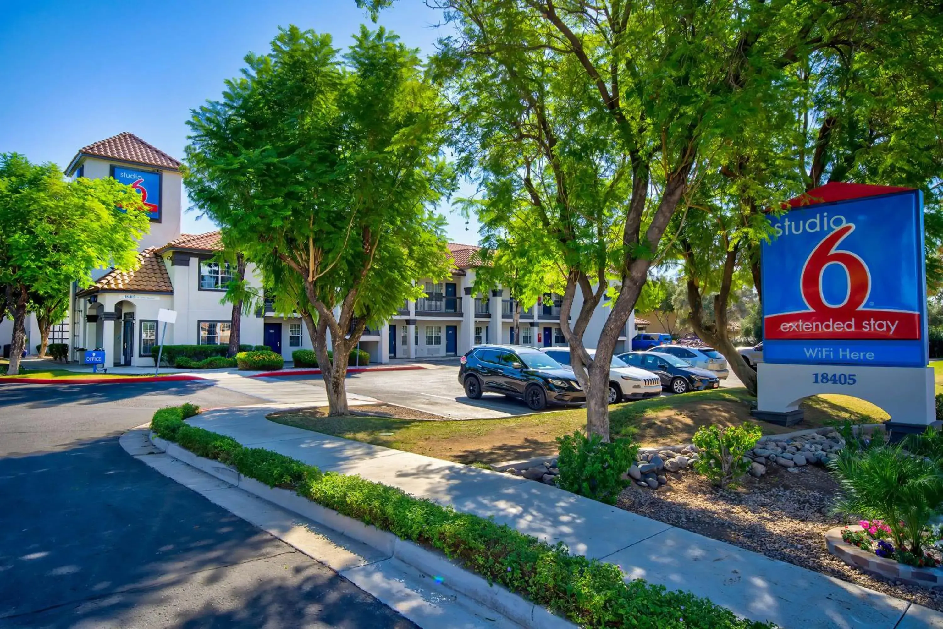 Property building in Studio 6-Phoenix, AZ - Deer Valley Property building in Studio 6-Phoenix, AZ - Deer Valley