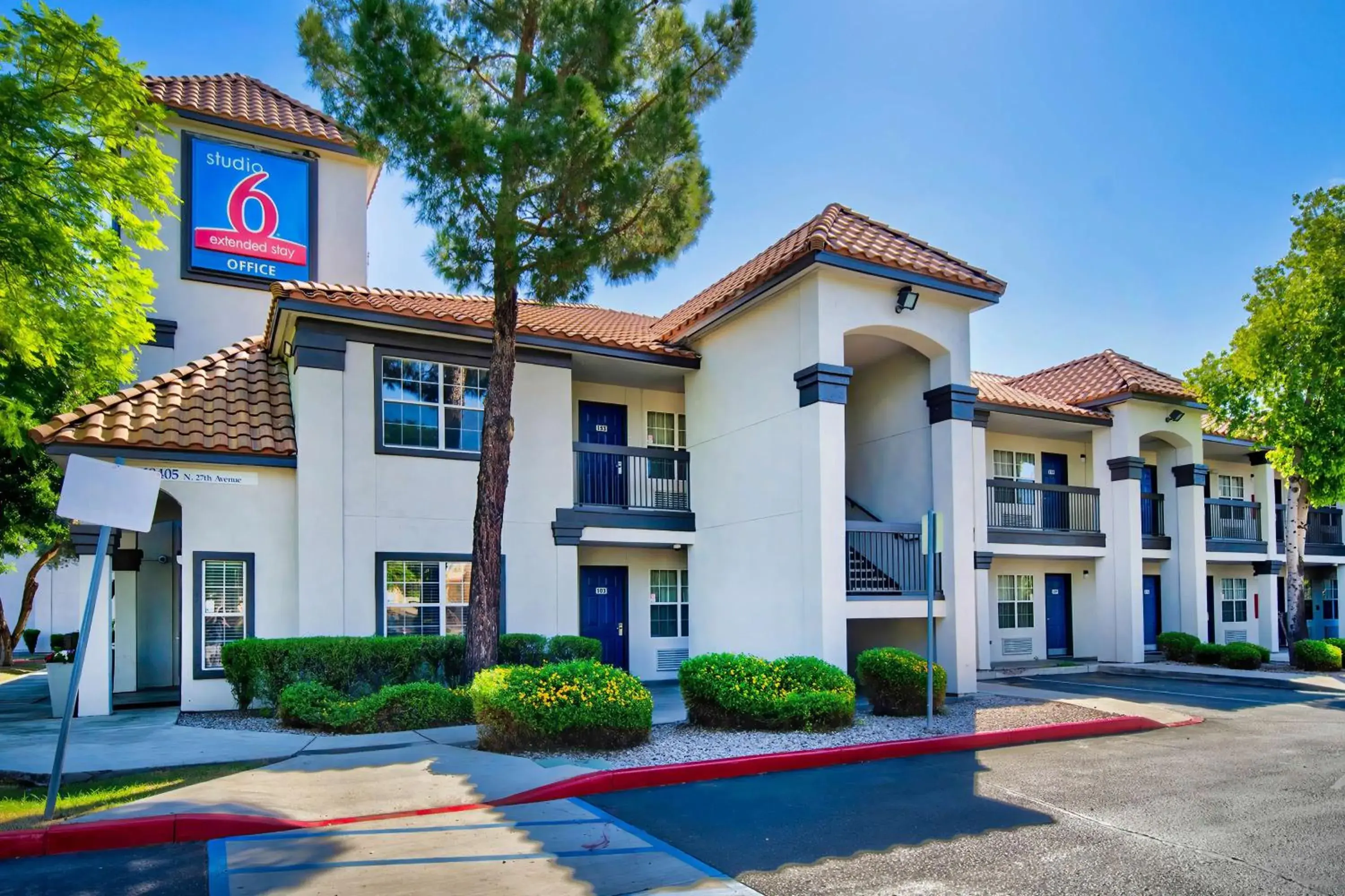 Property building in Studio 6-Phoenix, AZ - Deer Valley Property building in Studio 6-Phoenix, AZ - Deer Valley