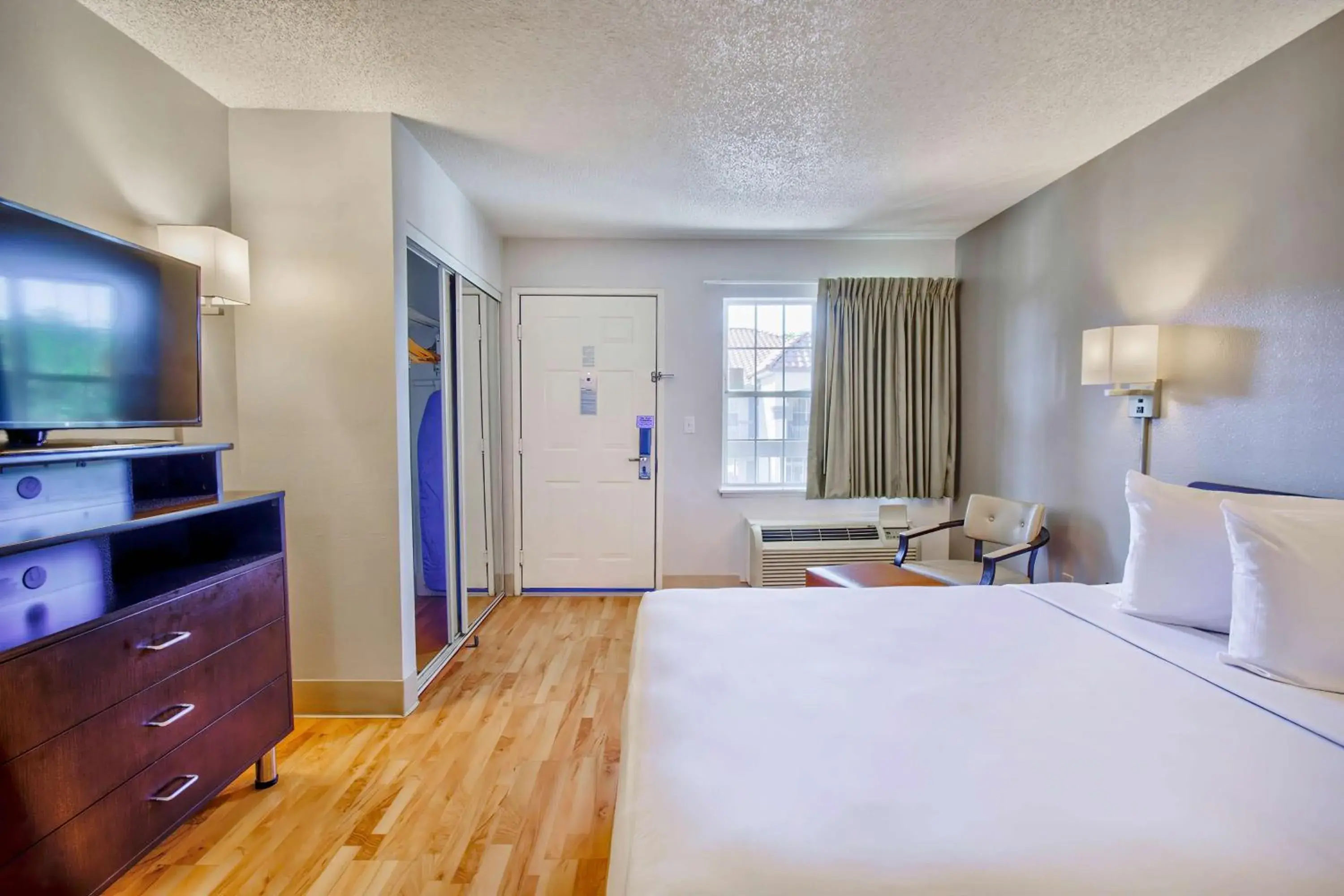 Bedroom, Bed in Studio 6-Phoenix, AZ - Deer Valley Bedroom, Bed in Studio 6-Phoenix, AZ - Deer Valley