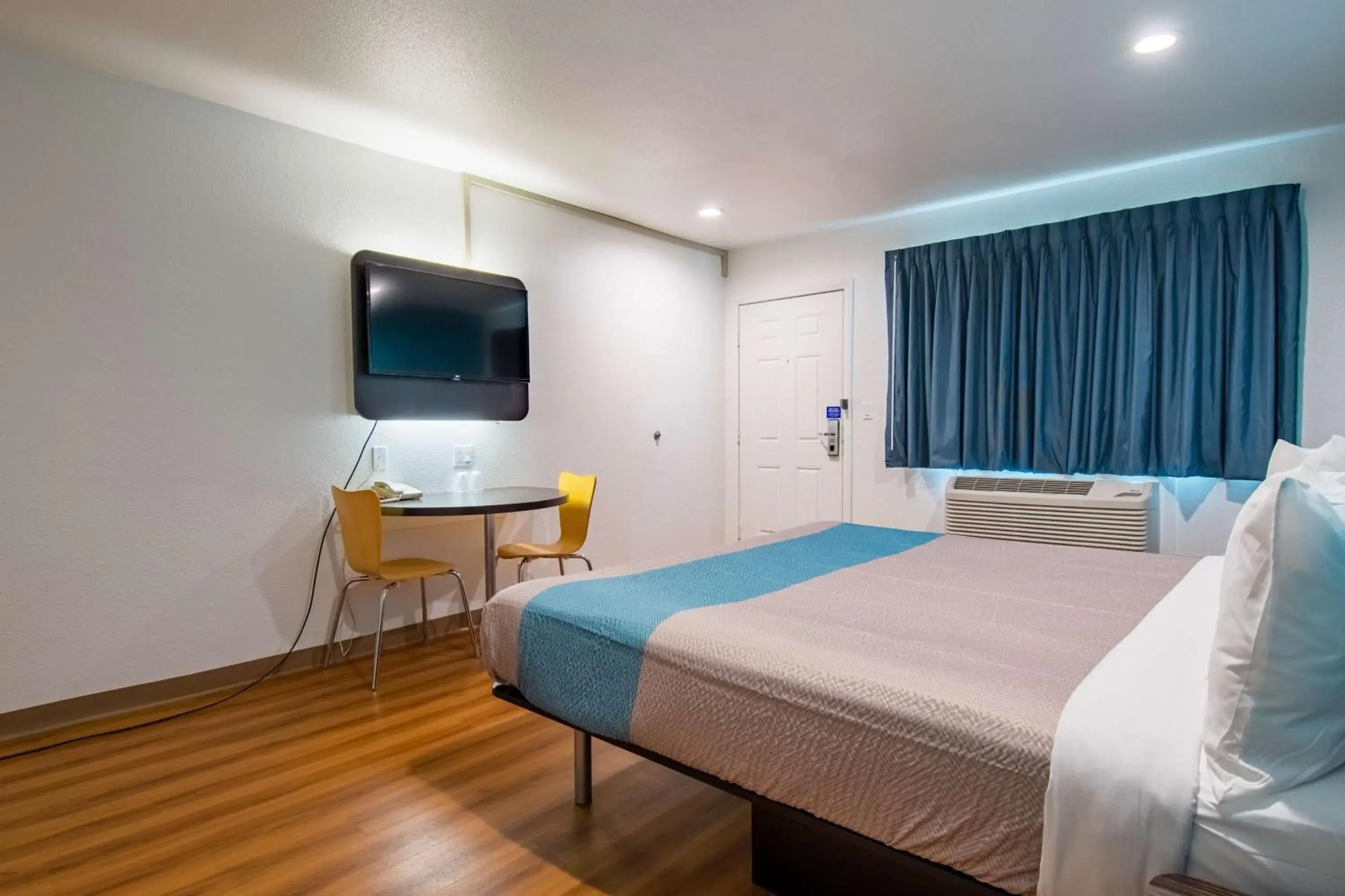 TV and multimedia, Bed in Motel 6-San Bernardino, CA - Downtown TV and multimedia, Bed in Motel 6-San Bernardino, CA - Downtown