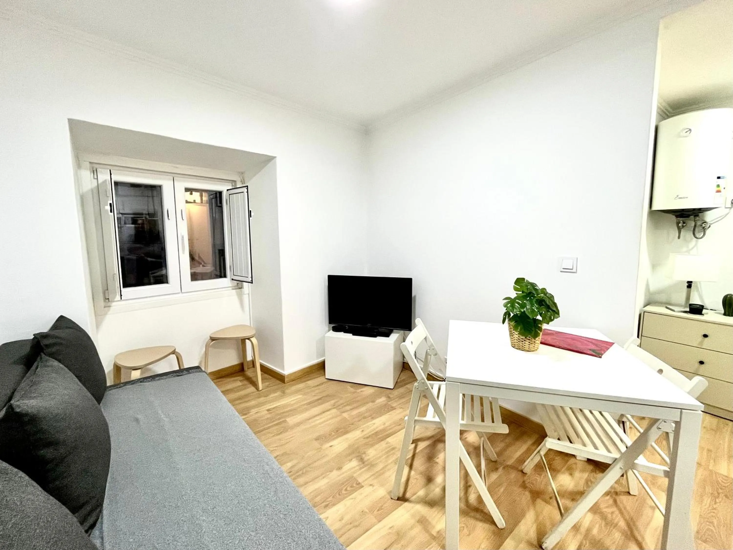 TV and multimedia in Apartments Center Alfama