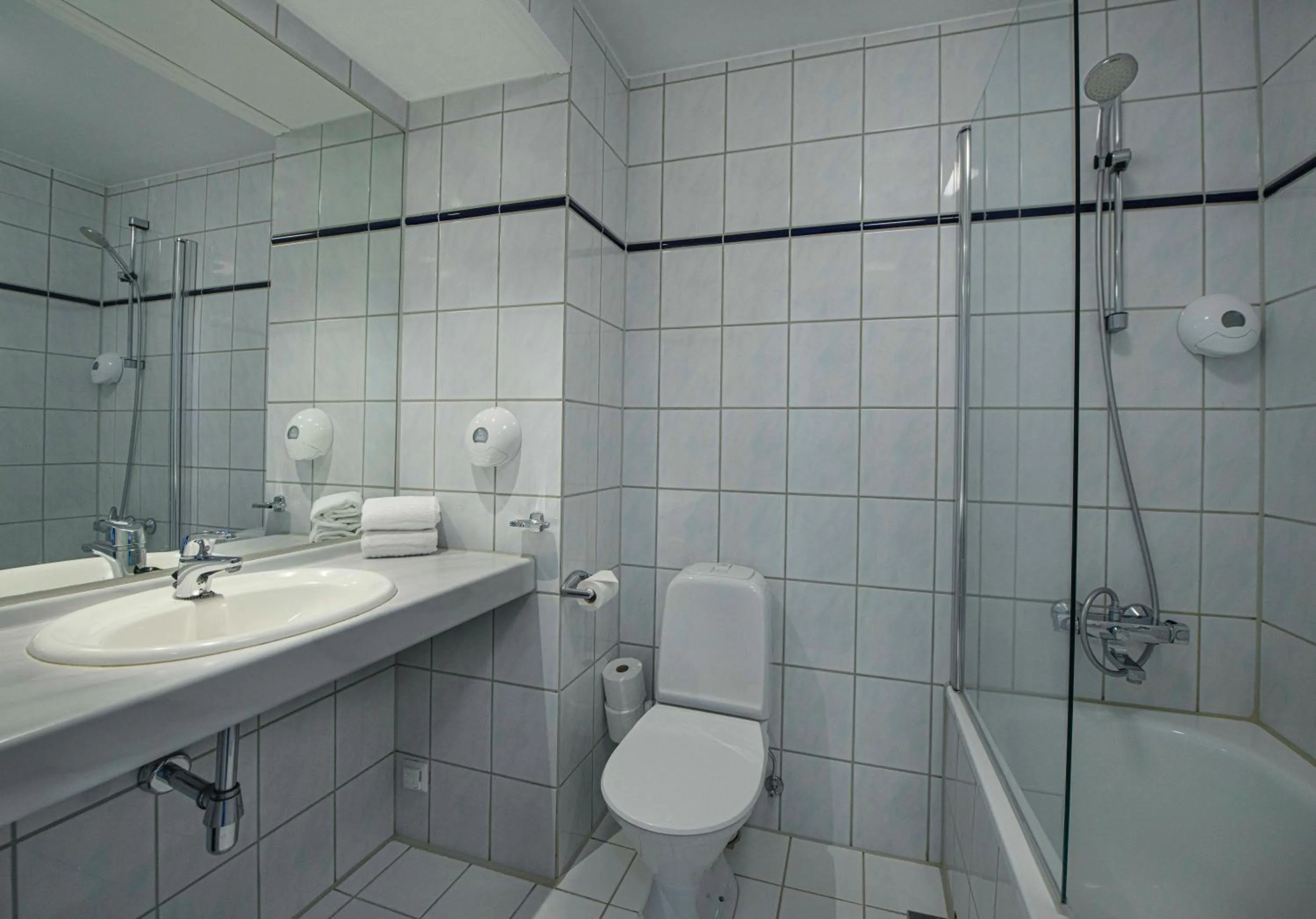 Shower in Brakanes Hotel