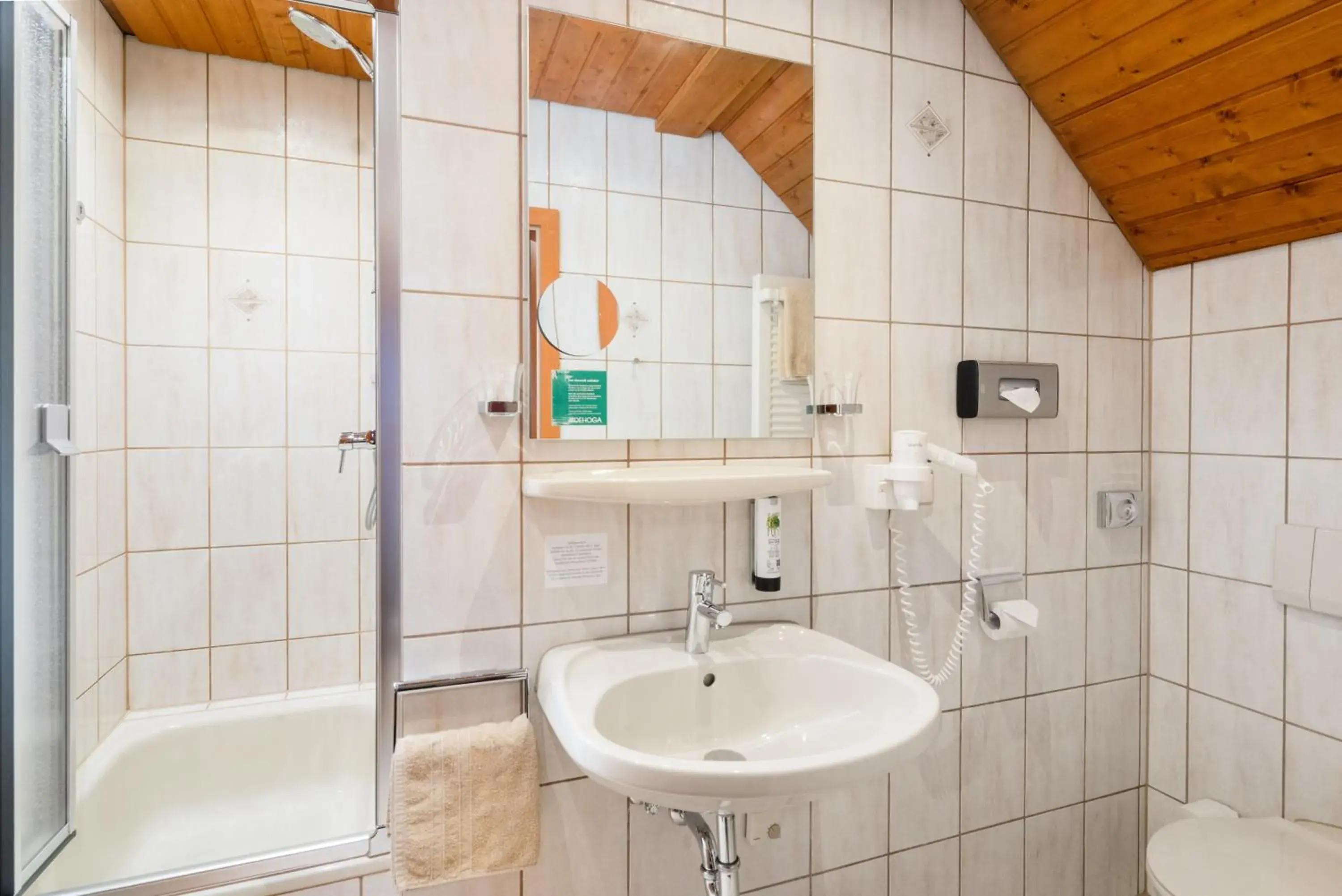 Small Single Room - no river view in Hotel Straubs Schöne Aussicht Small Single Room - no river view in Hotel Straubs Schöne Aussicht