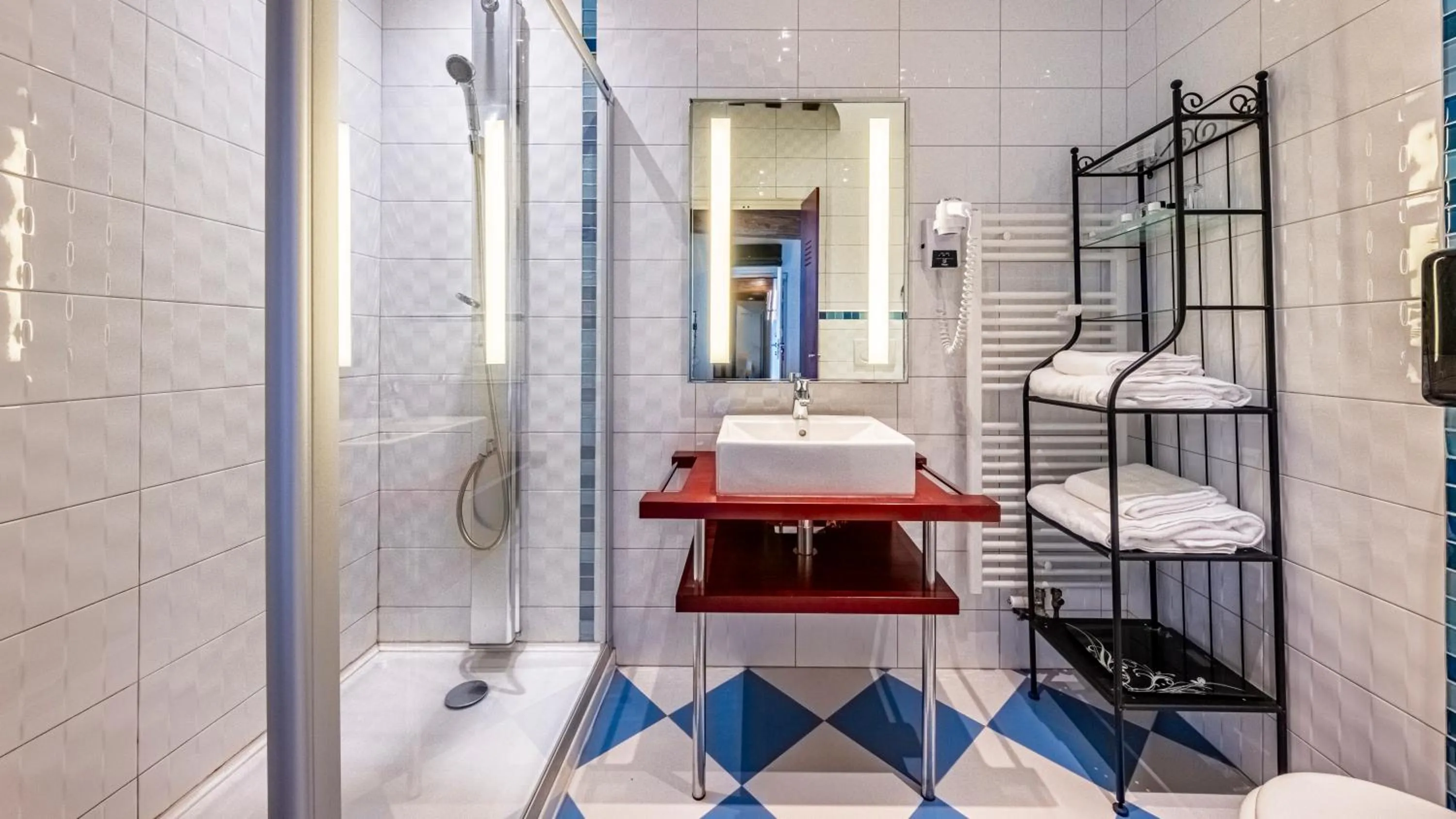 Bathroom, Bed in Hotel Relais De La Cote D'or