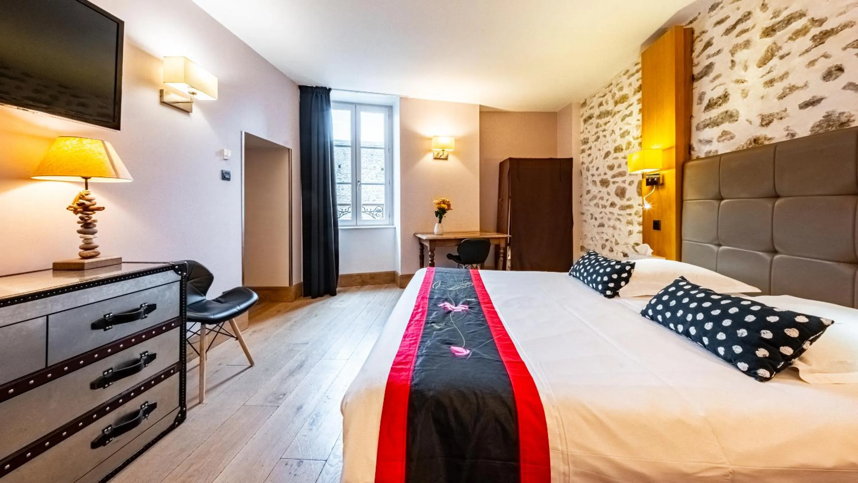 Bed in Hotel Relais De La Cote D'or