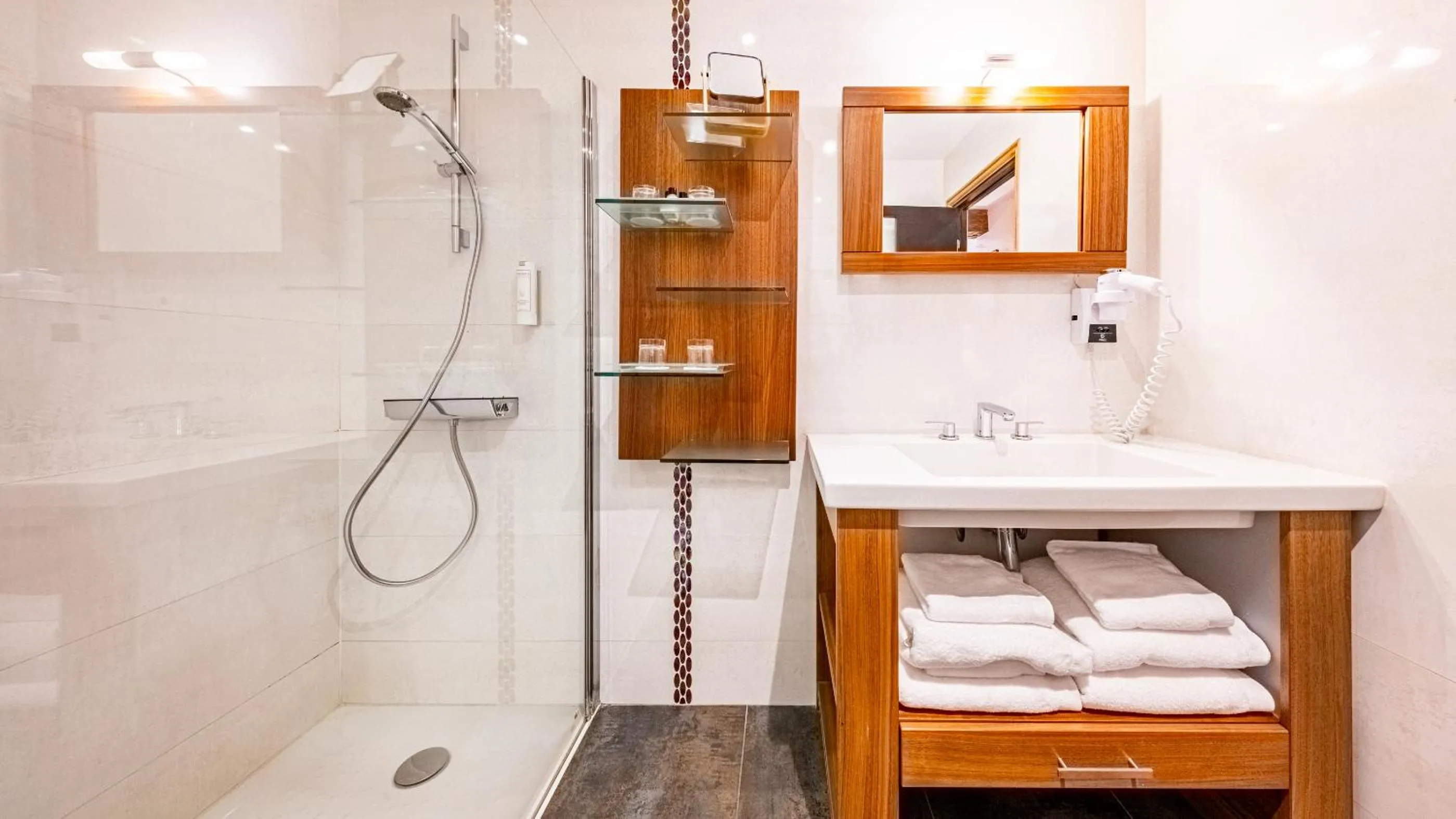 Shower in Hotel Relais De La Cote D'or