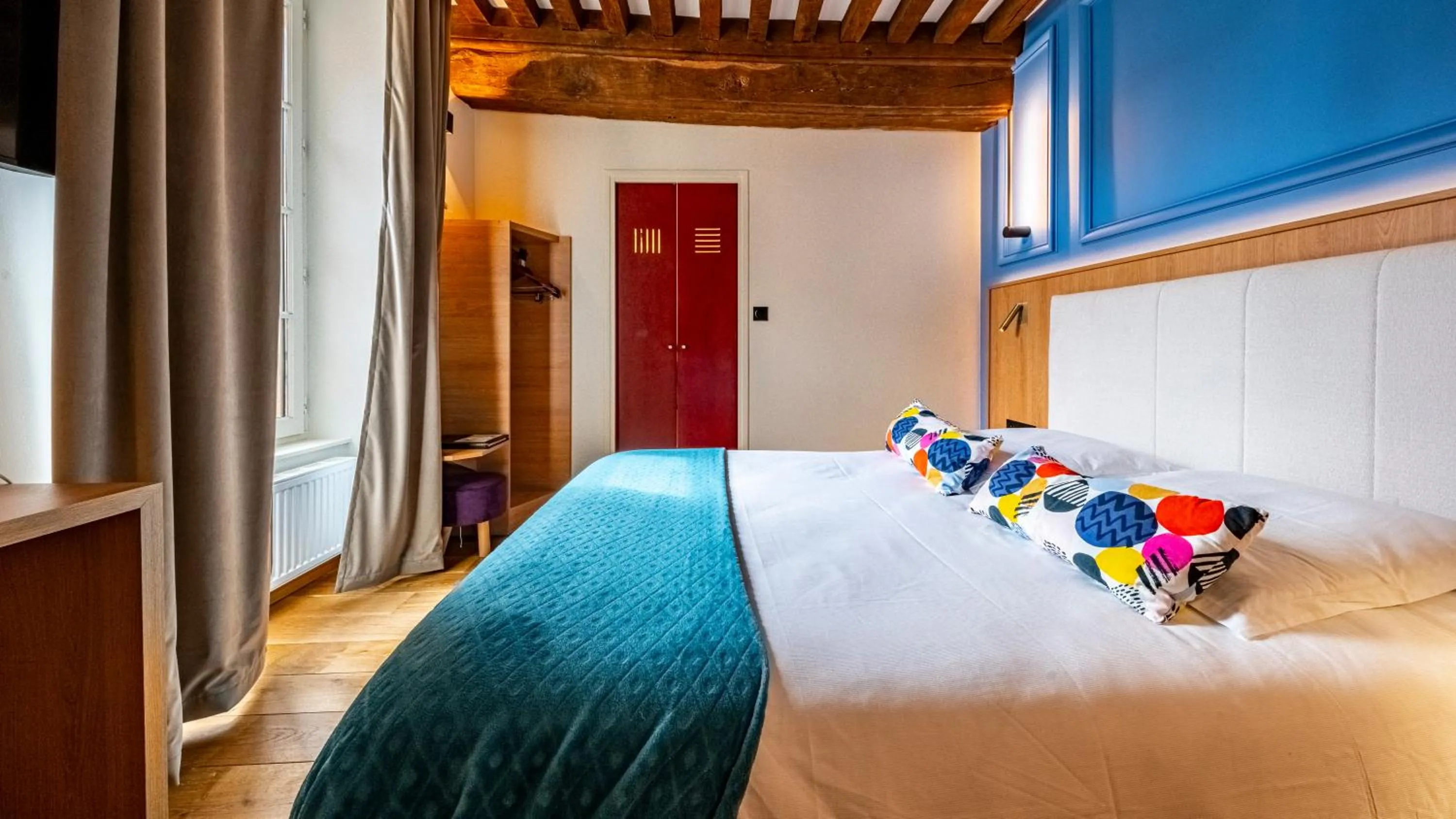 Bed in Hotel Relais De La Cote D'or