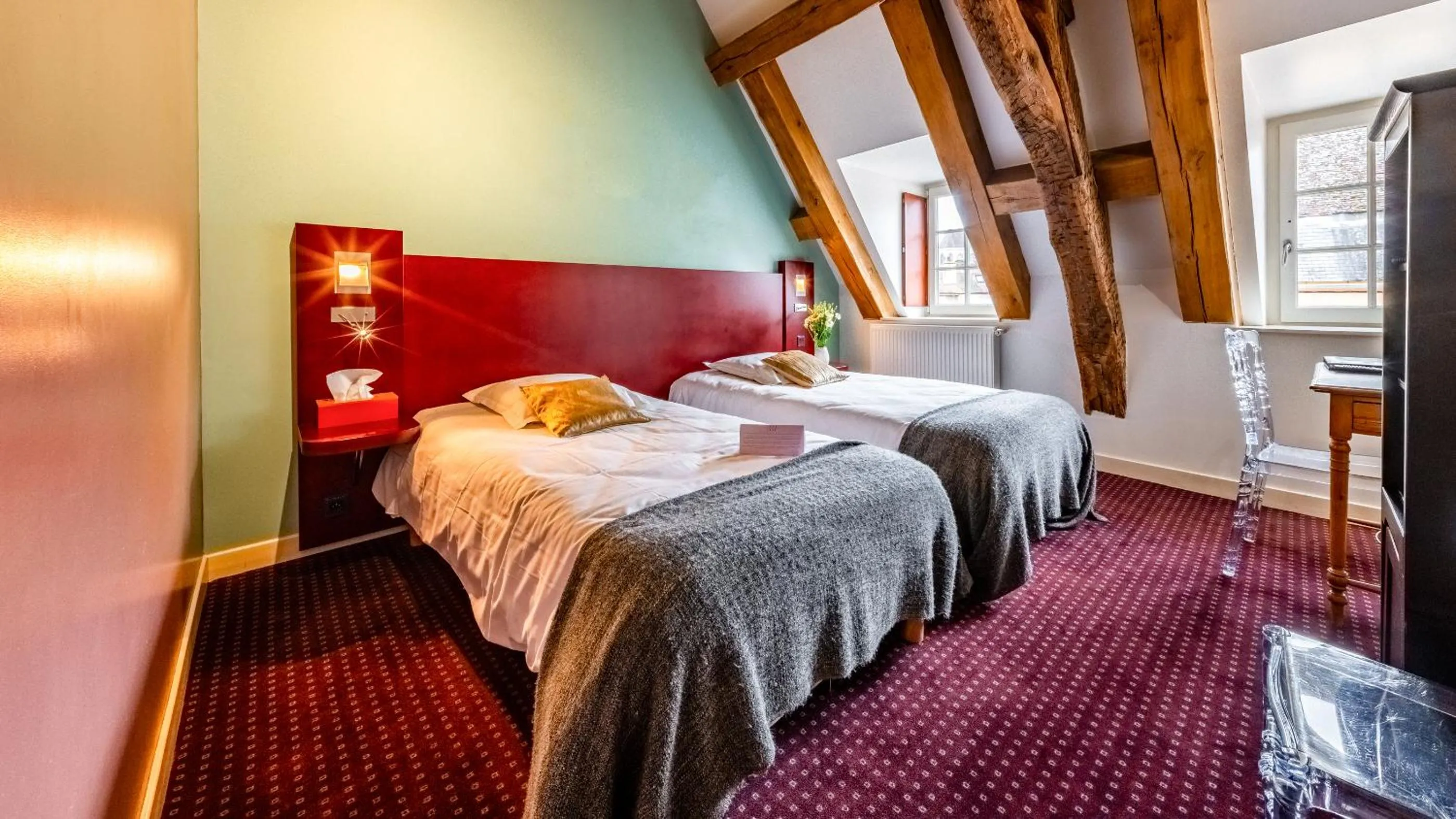 Bed in Hotel Relais De La Cote D'or