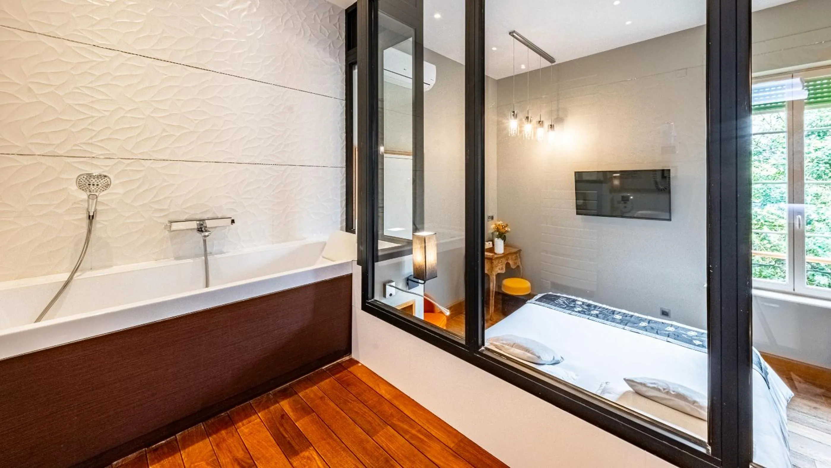 Bed in Hotel Relais De La Cote D'or