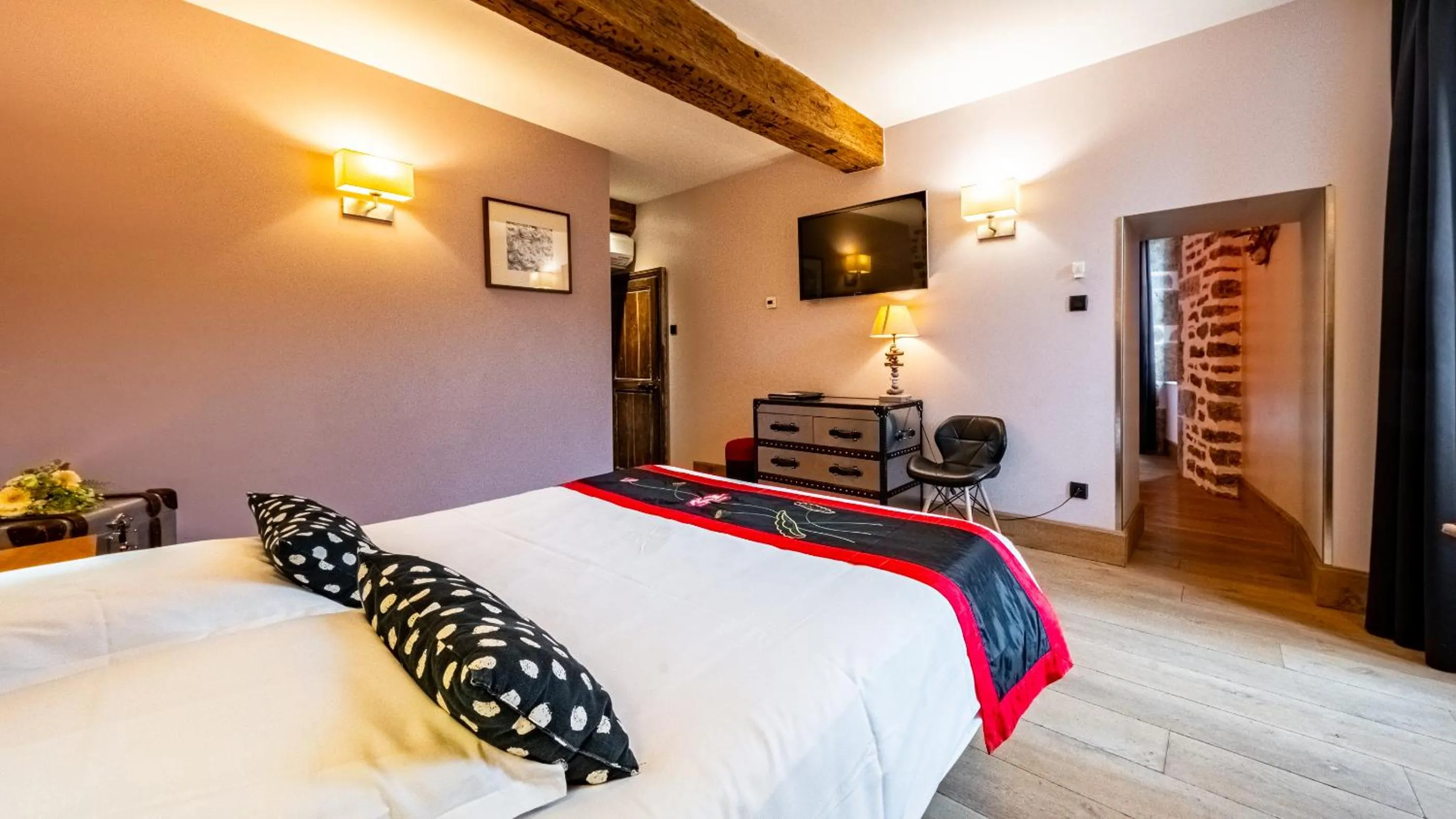 Bed in Hotel Relais De La Cote D'or