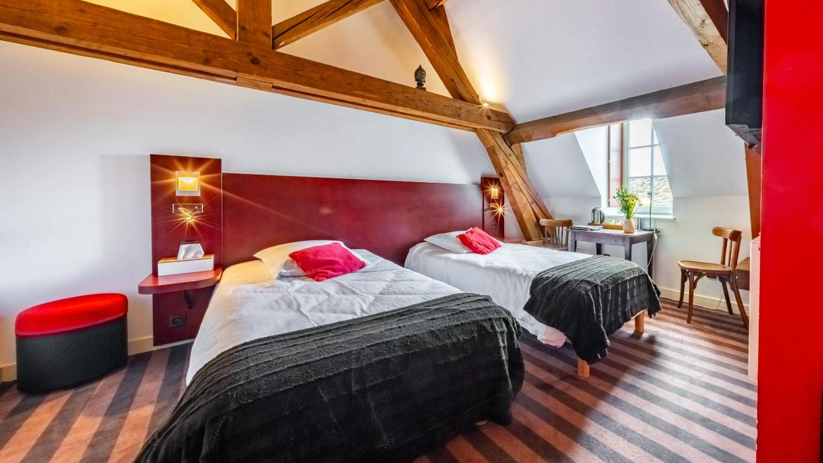 Bed in Hotel Relais De La Cote D'or