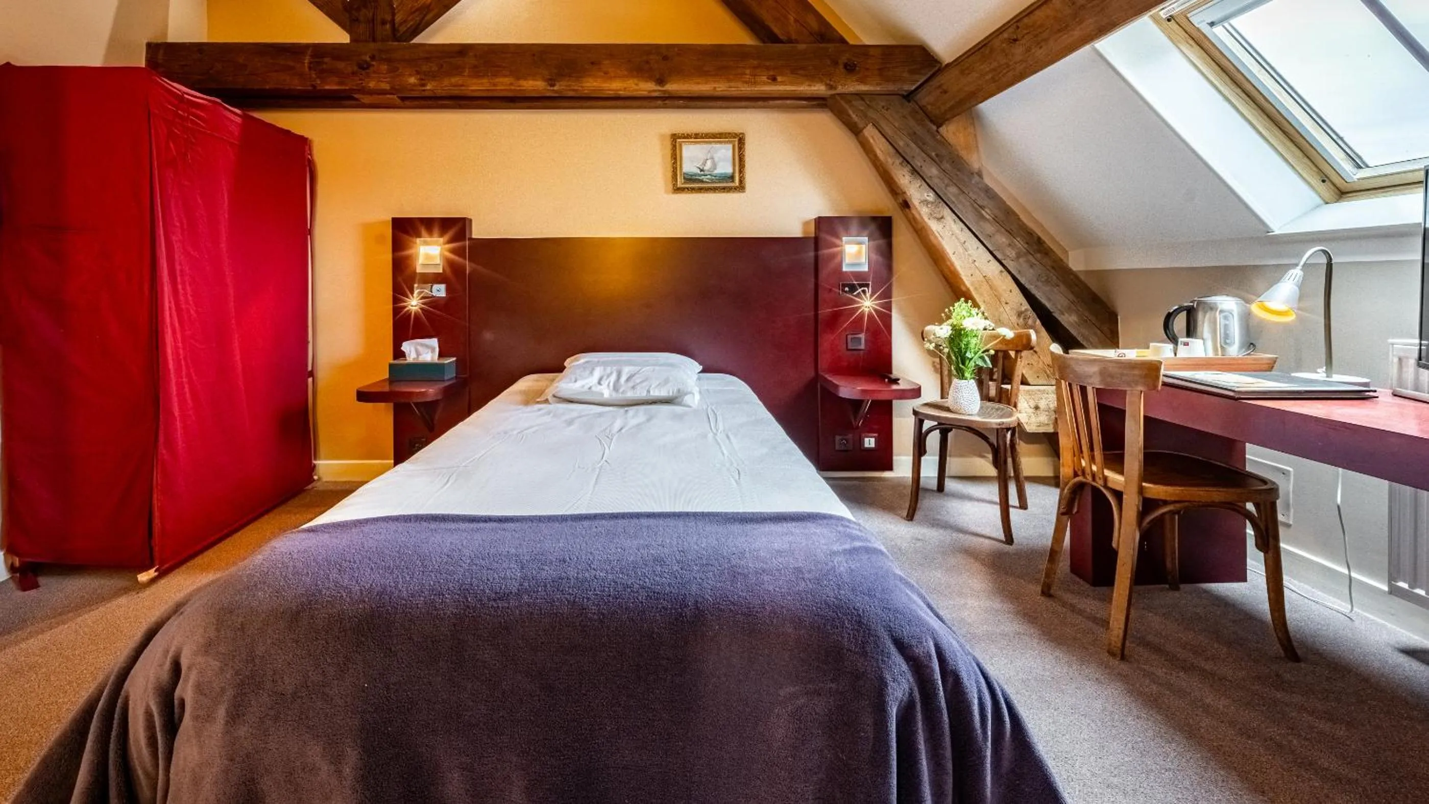 Bed in Hotel Relais De La Cote D'or