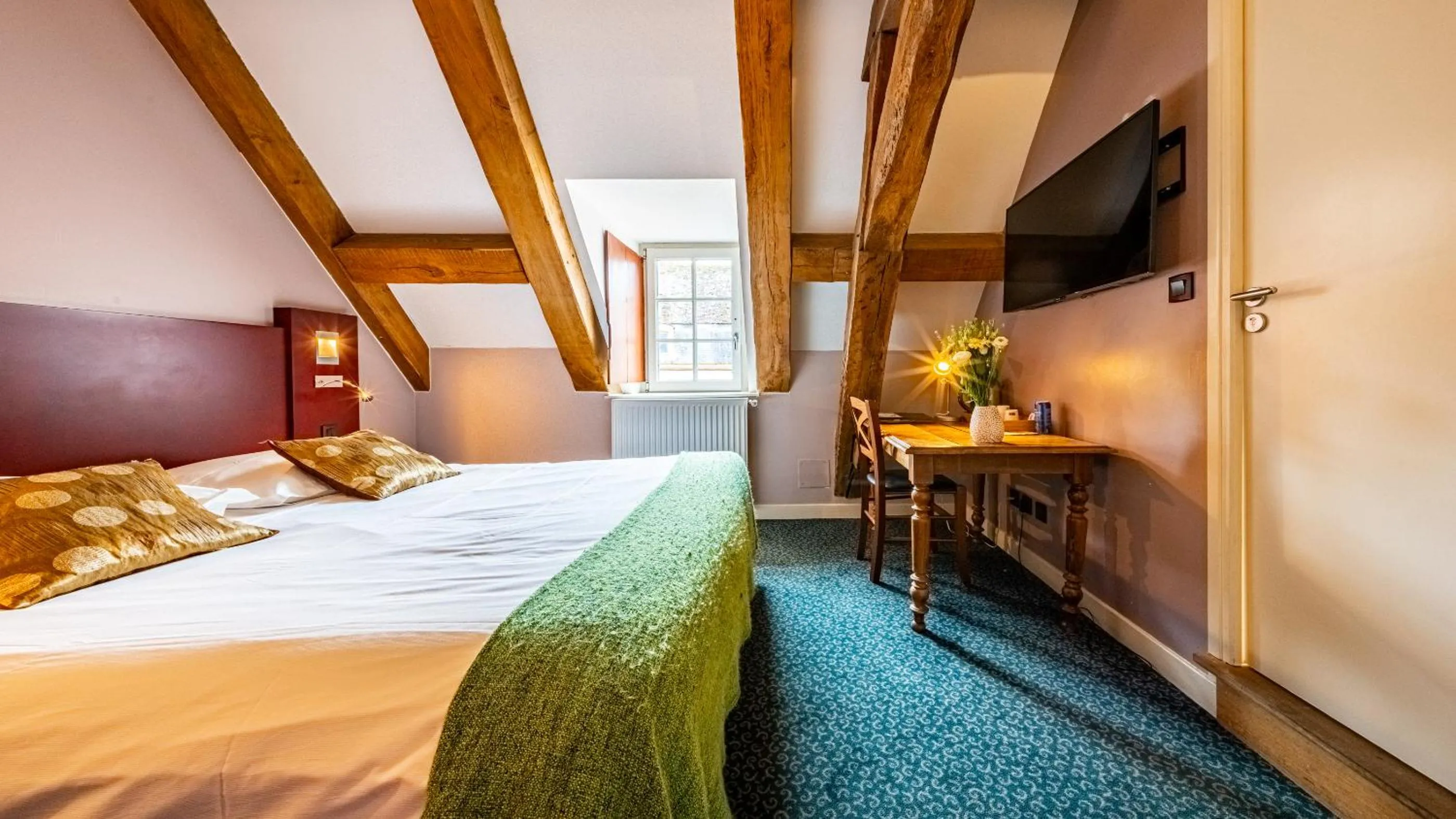 Bed in Hotel Relais De La Cote D'or