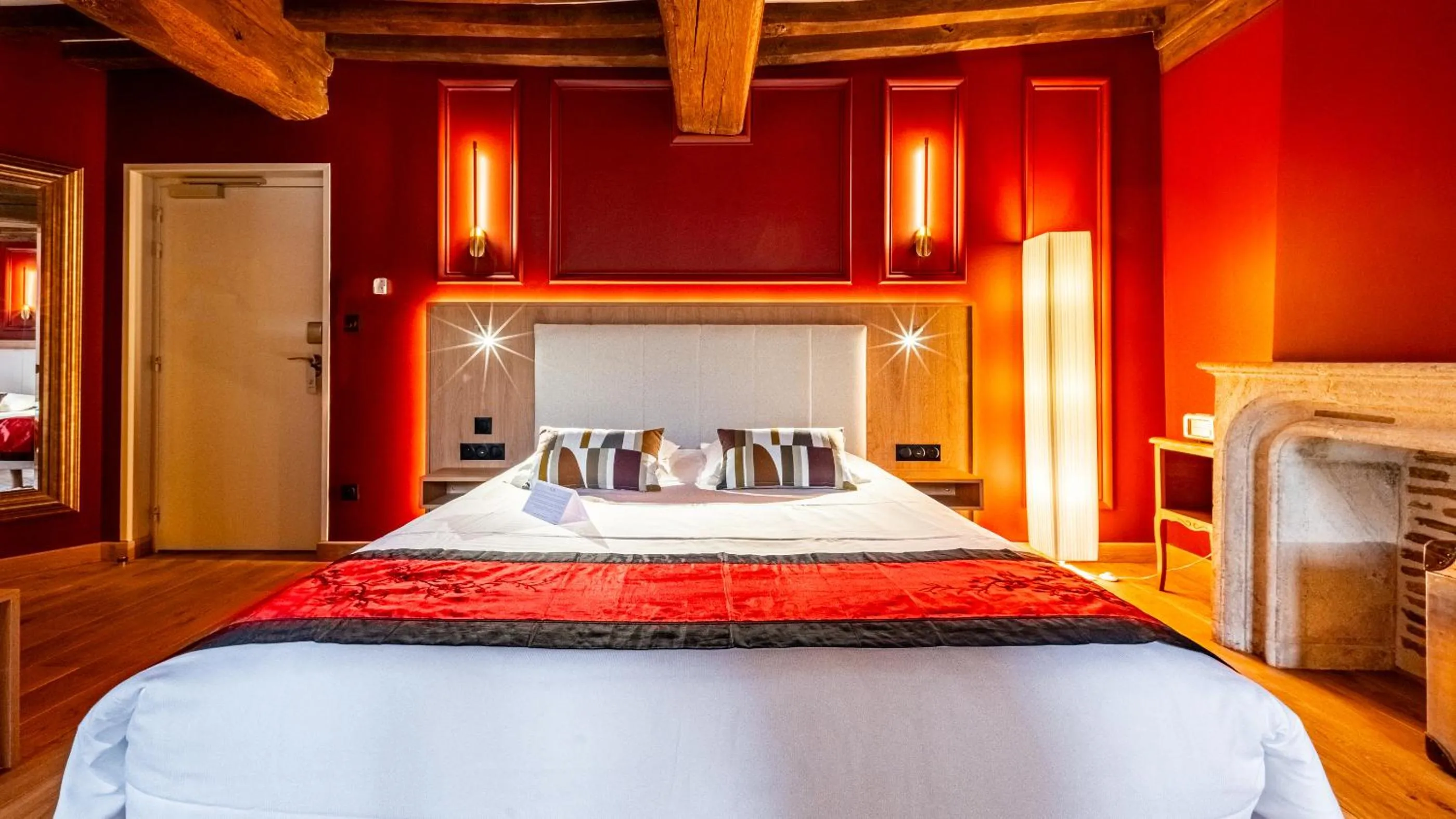 Bed in Hotel Relais De La Cote D'or