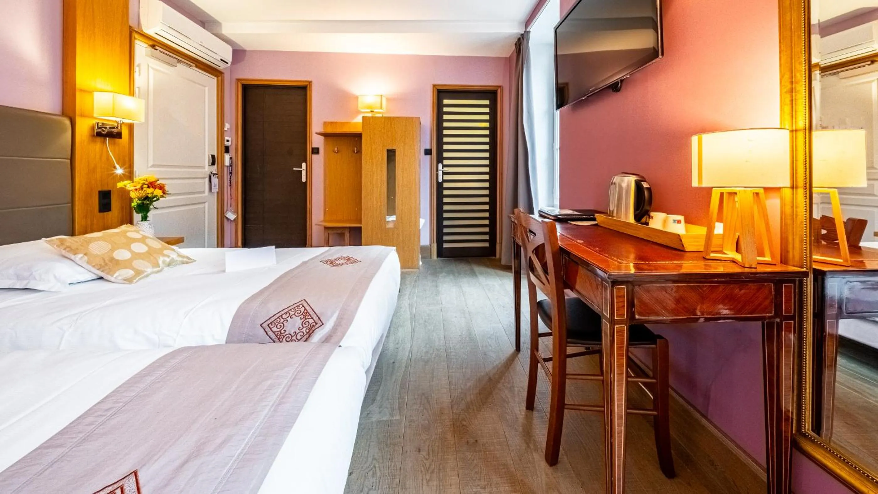 TV and multimedia, Bed in Hotel Relais De La Cote D'or