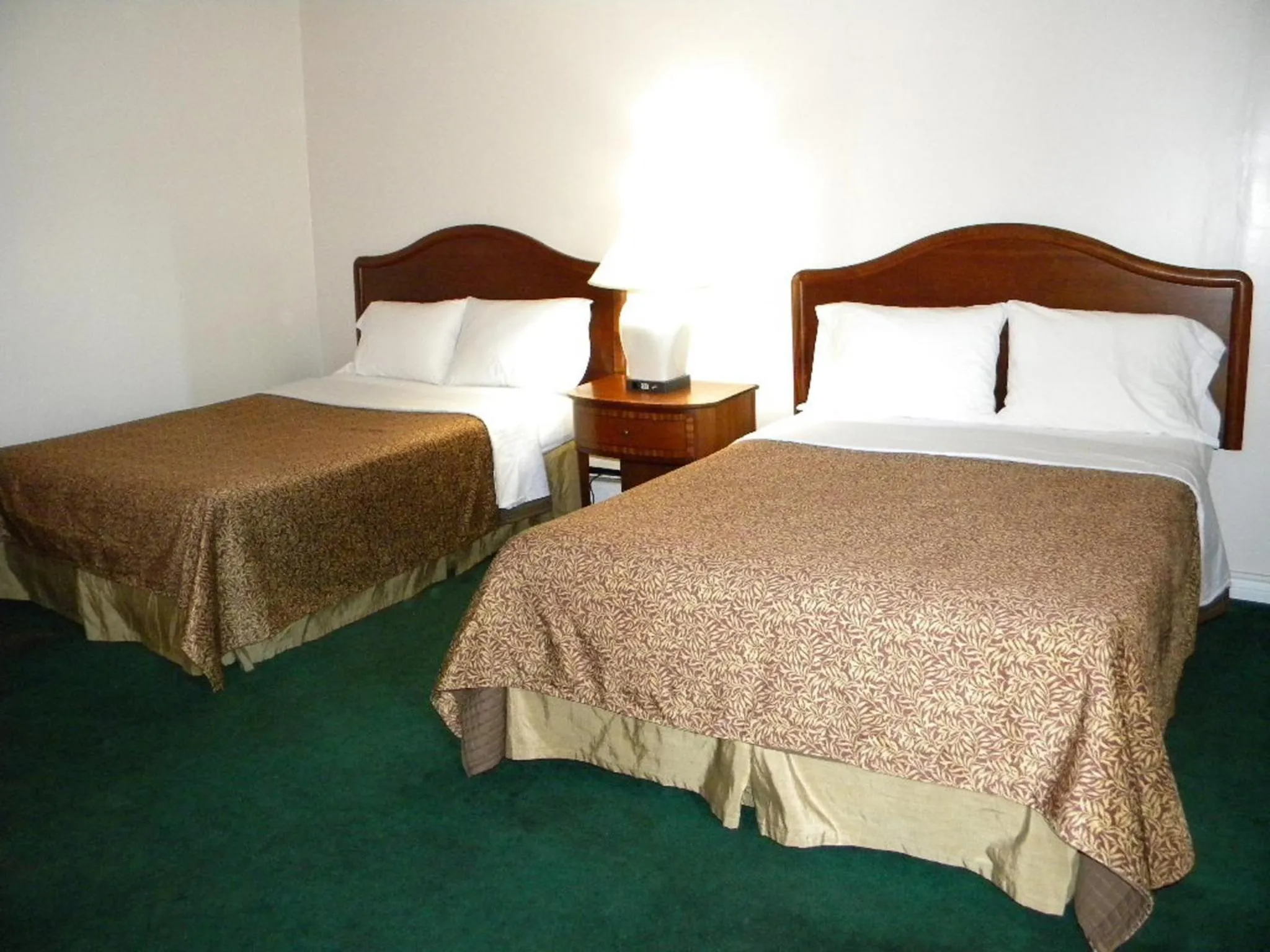 Bed in Fairway Inn by the Falls