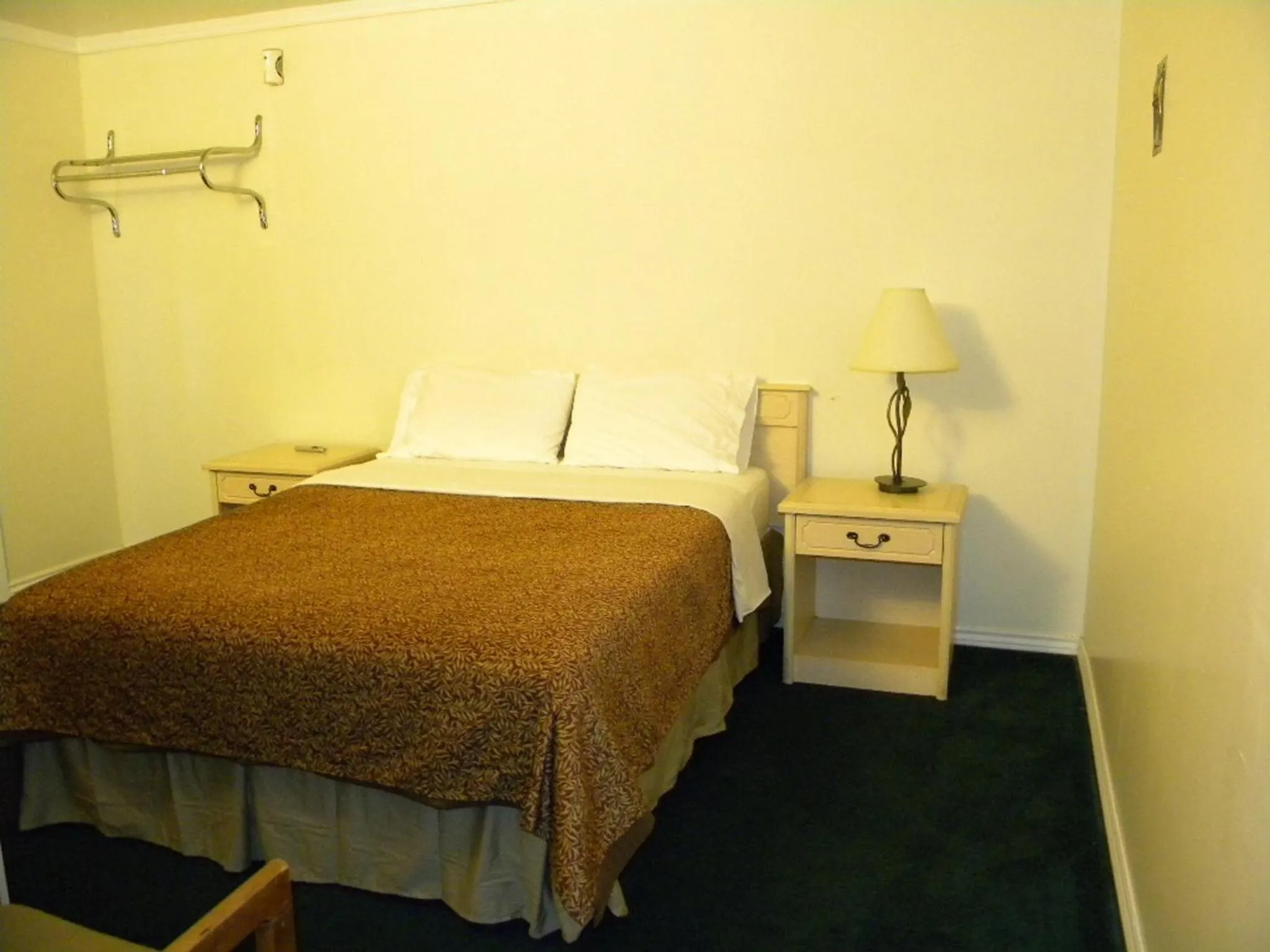 Bed in Fairway Inn by the Falls