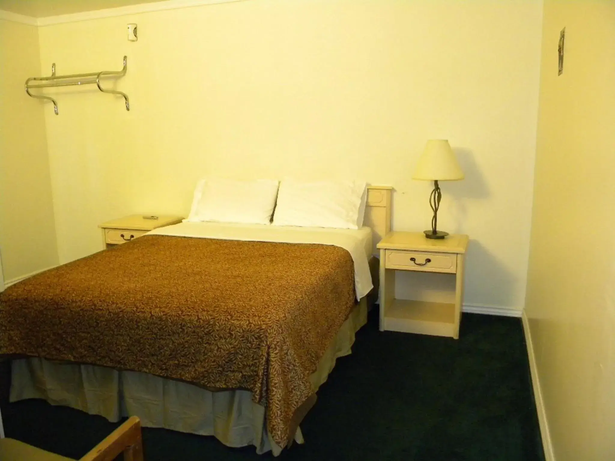 Bed in Fairway Inn by the Falls Bed in Fairway Inn by the Falls