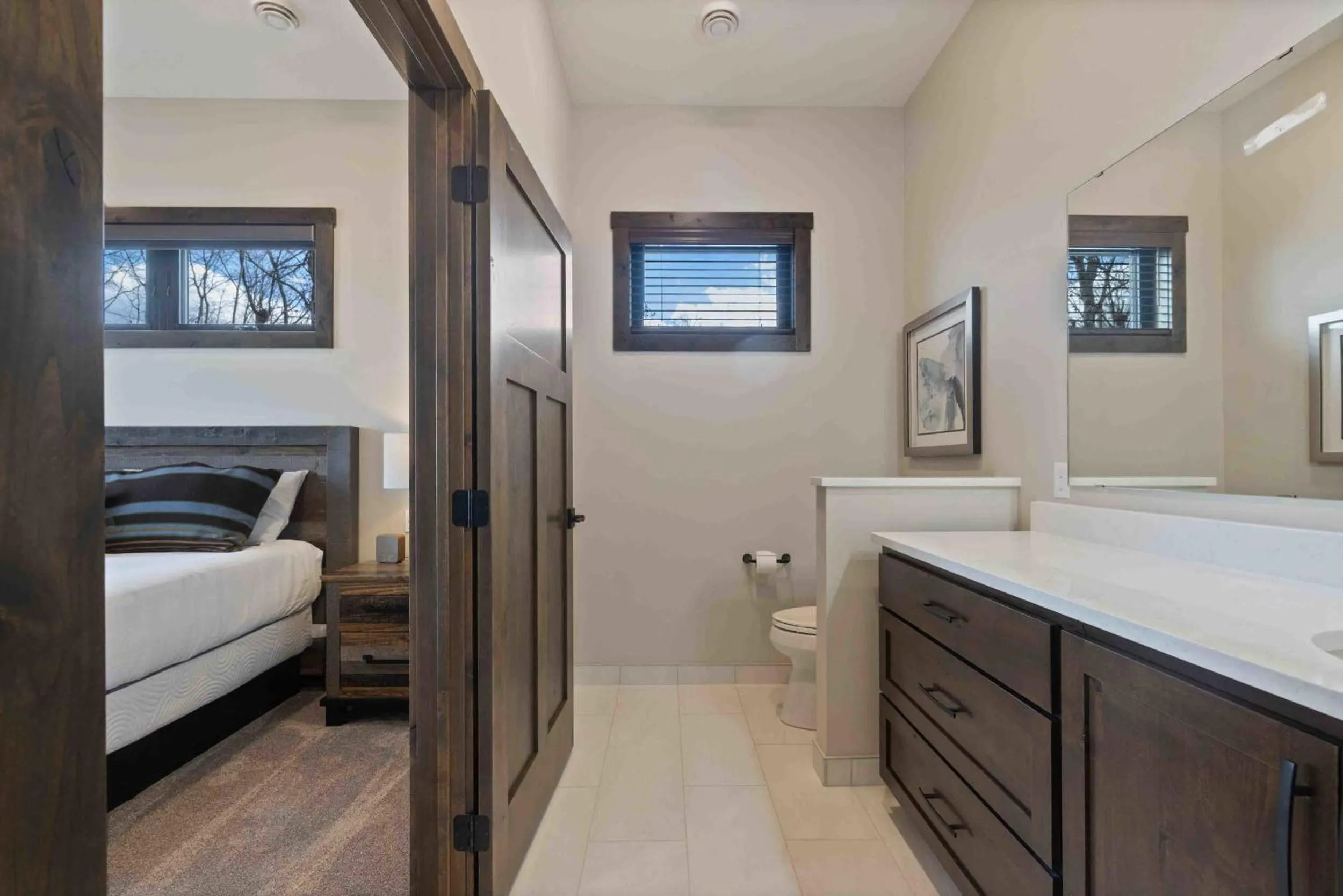 Bathroom, Bed in Quarterdeck Resort