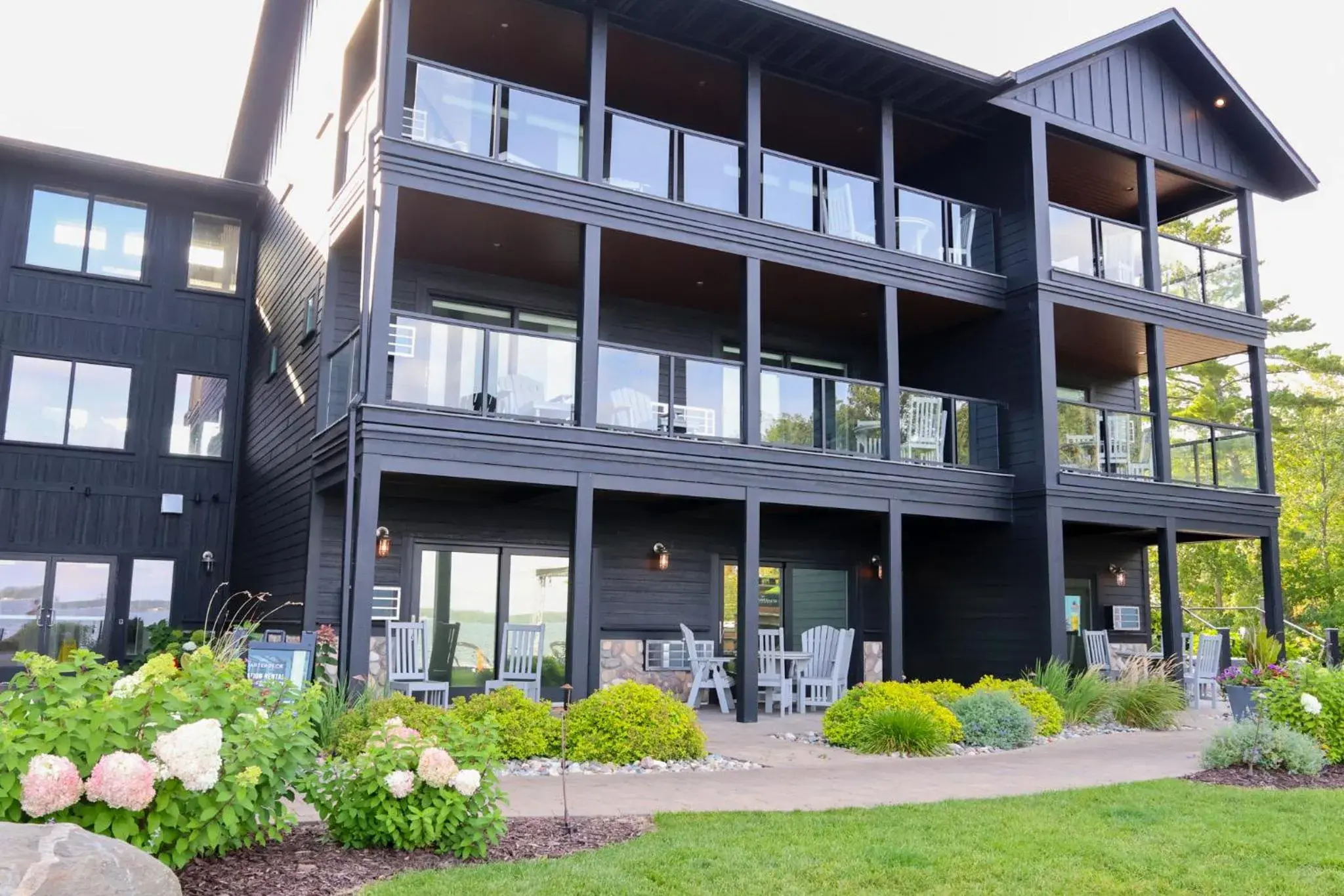 Lakeside Lodge King with Jacuzzi in Quarterdeck Resort Lakeside Lodge King with Jacuzzi in Quarterdeck Resort