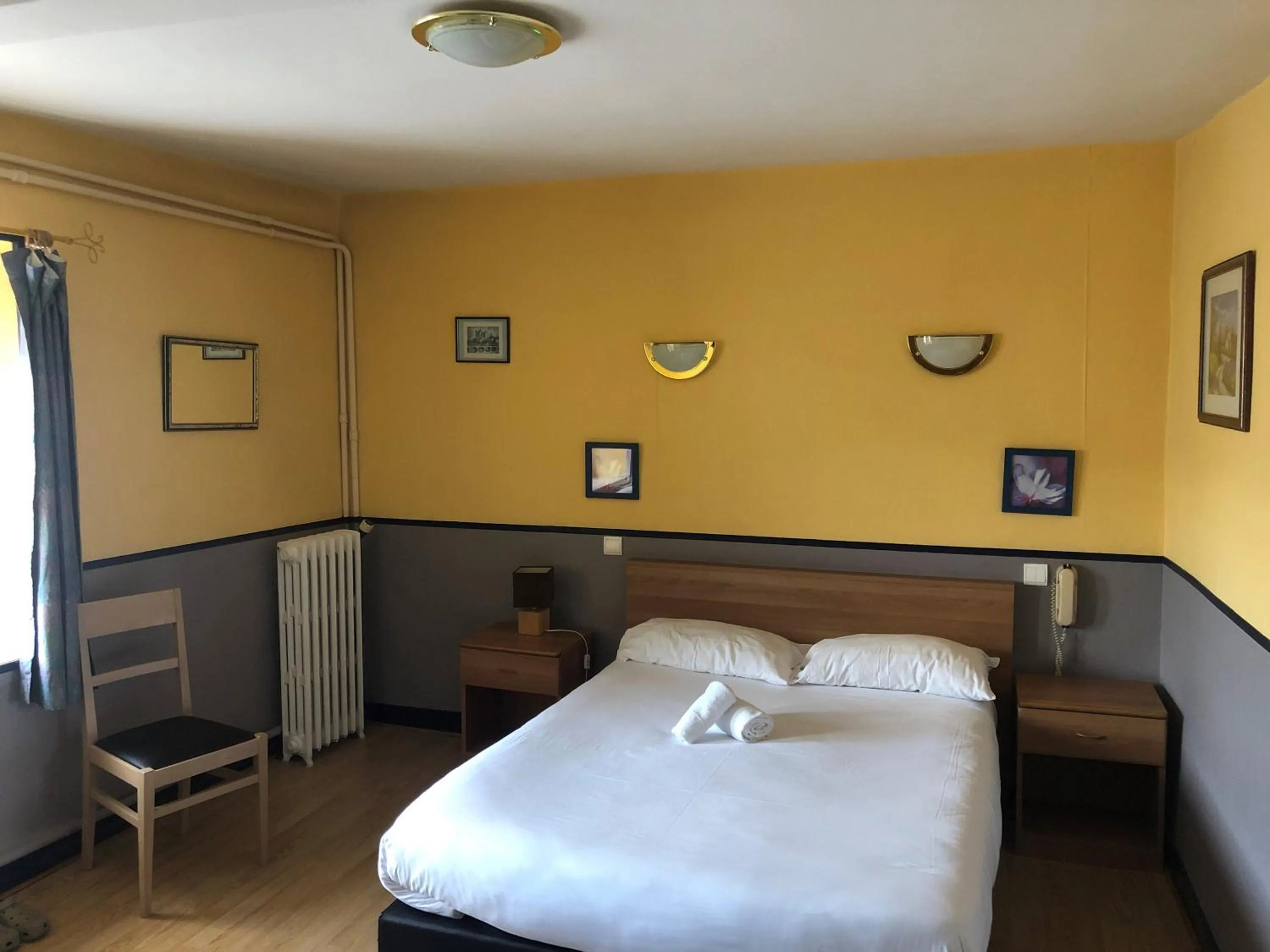 Bed in Logis Hostellerie Du Cheval Blanc