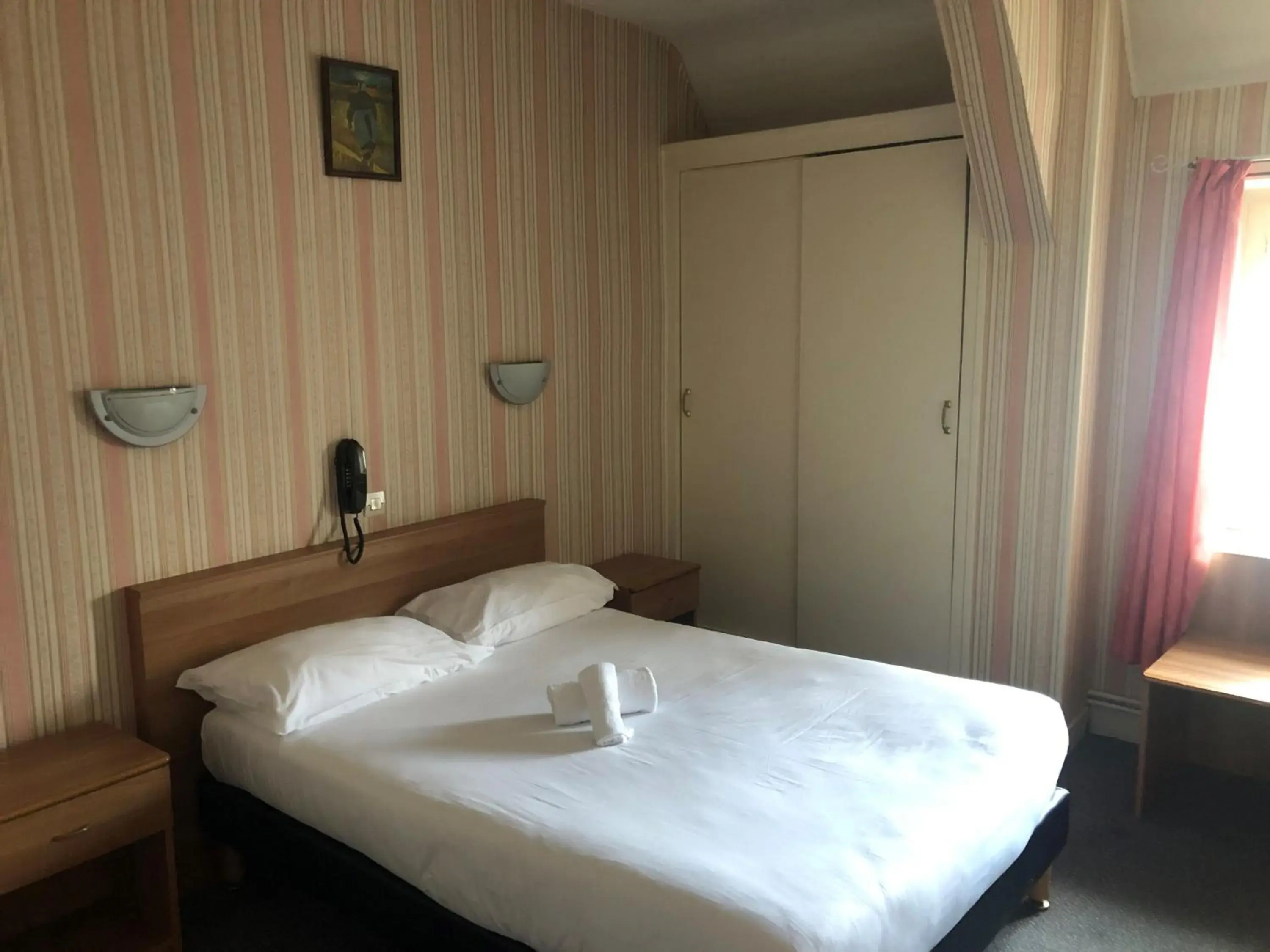 Bed in Logis Hostellerie Du Cheval Blanc Bed in Logis Hostellerie Du Cheval Blanc