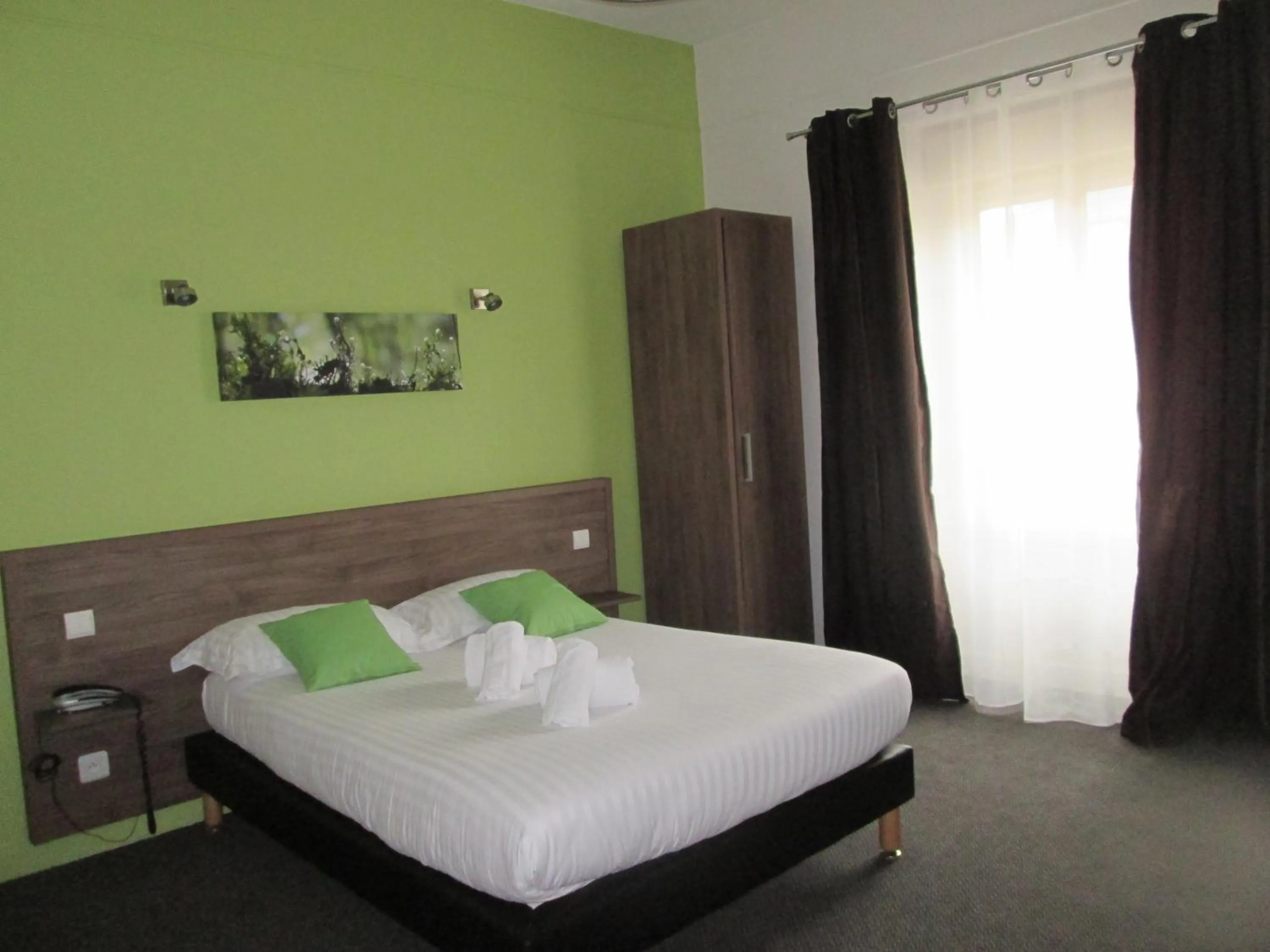 Bed in Logis Hostellerie Du Cheval Blanc