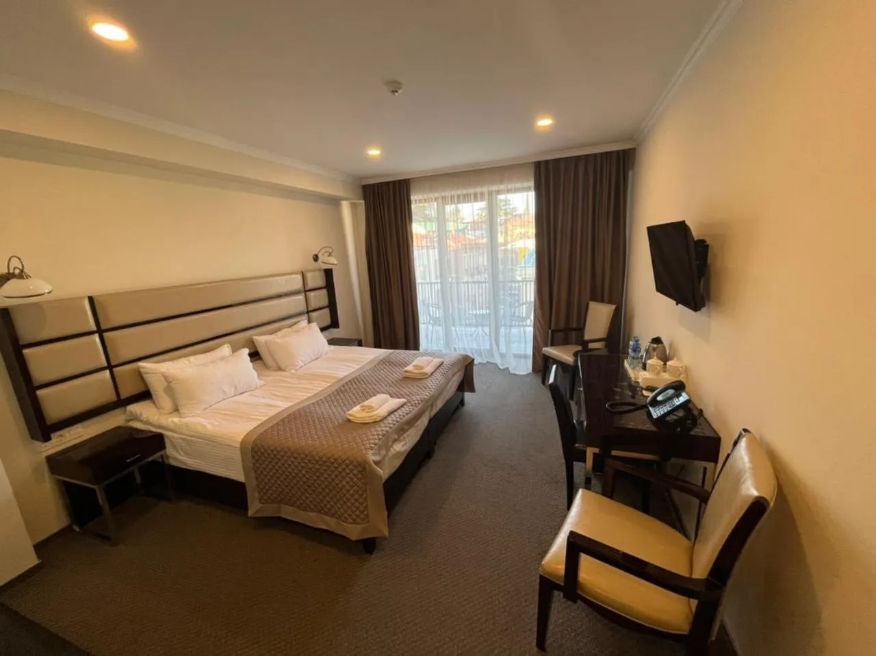 Property building, Bed in Hotel Genio