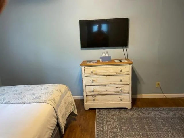 TV and multimedia, Bed in Riverside Lodge at Chimney Rock