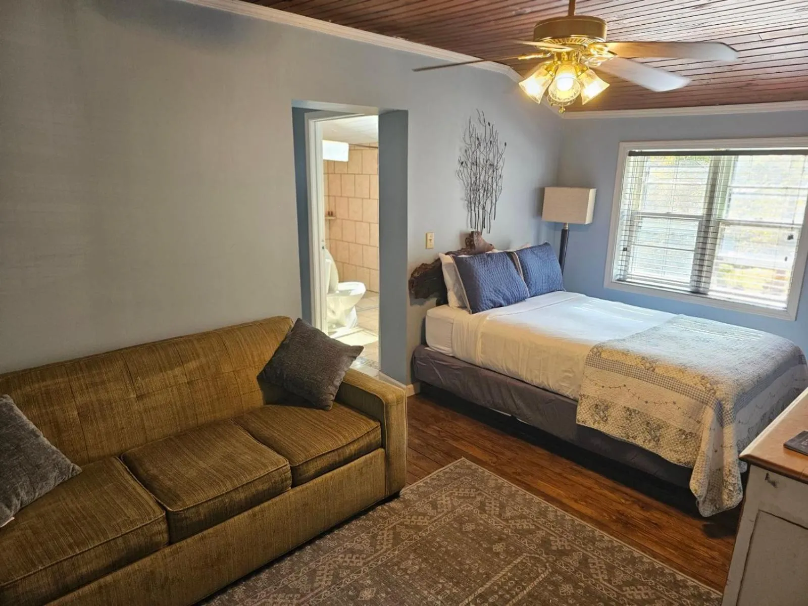 Seating area, Bed in Riverside Lodge at Chimney Rock