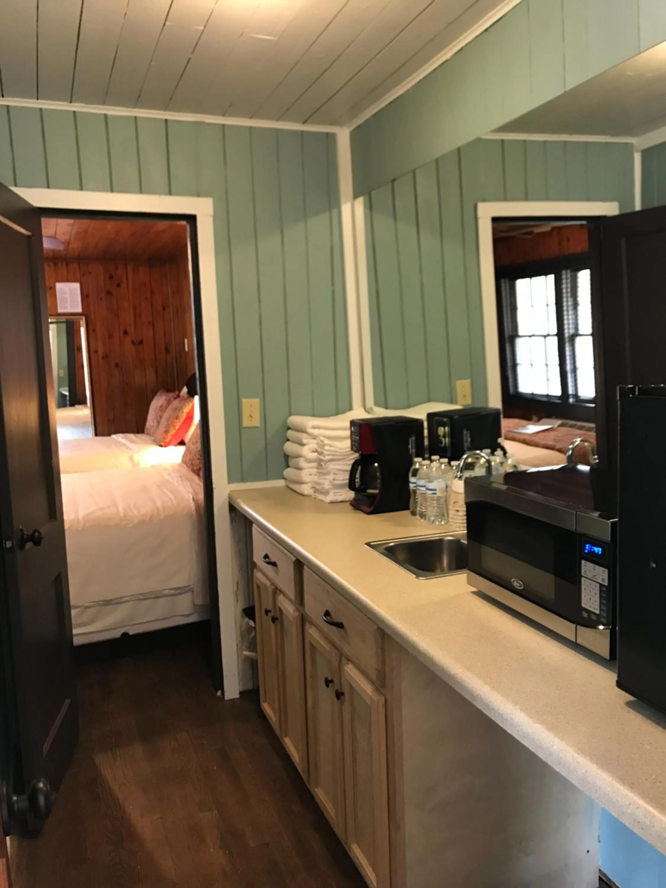 Kitchen or kitchenette, Bed in Riverside Lodge at Chimney Rock