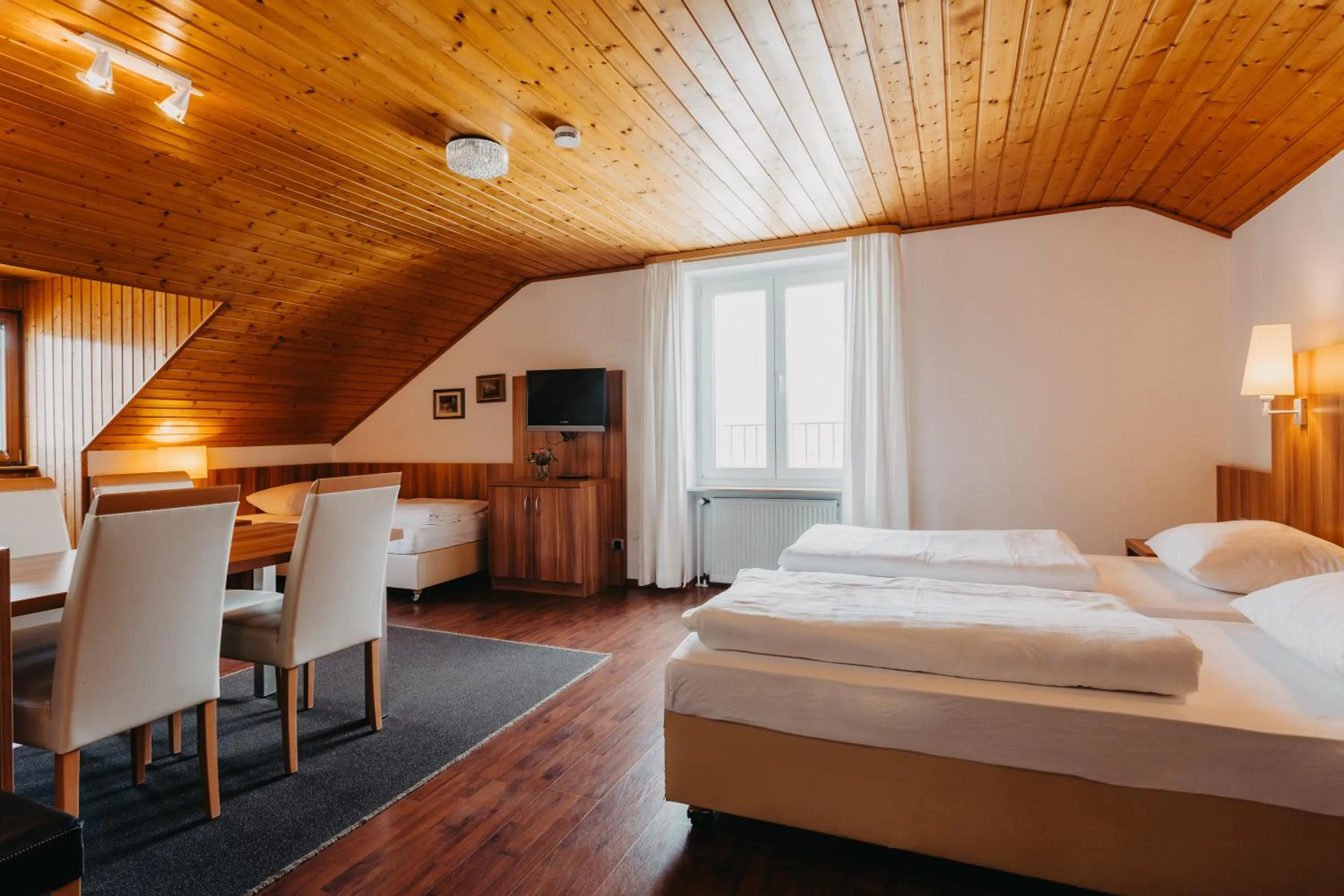 Photo of the whole room, Bed in Hirschenwirt