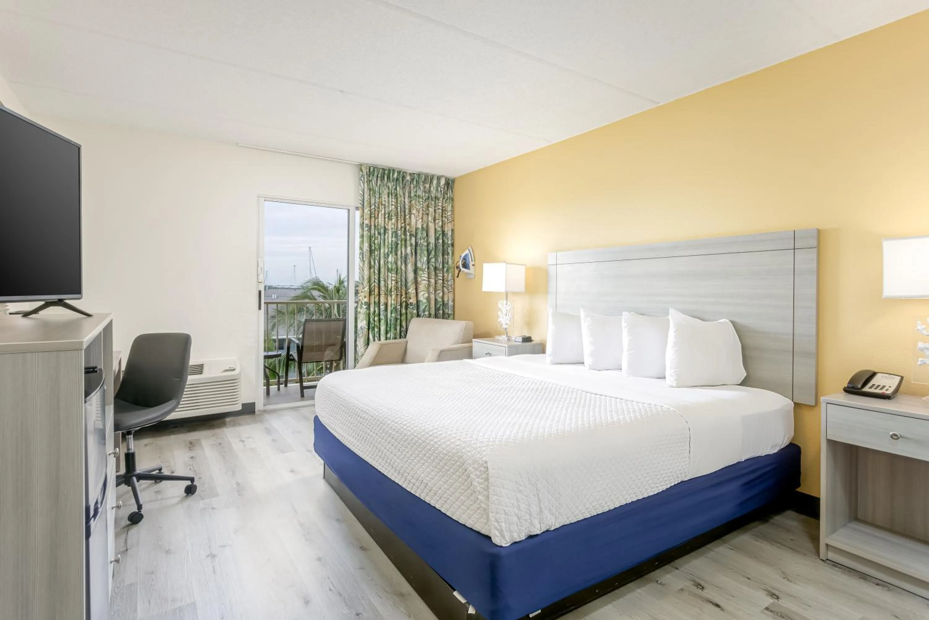 Bedroom, Bed in Hutchinson Island Hotel